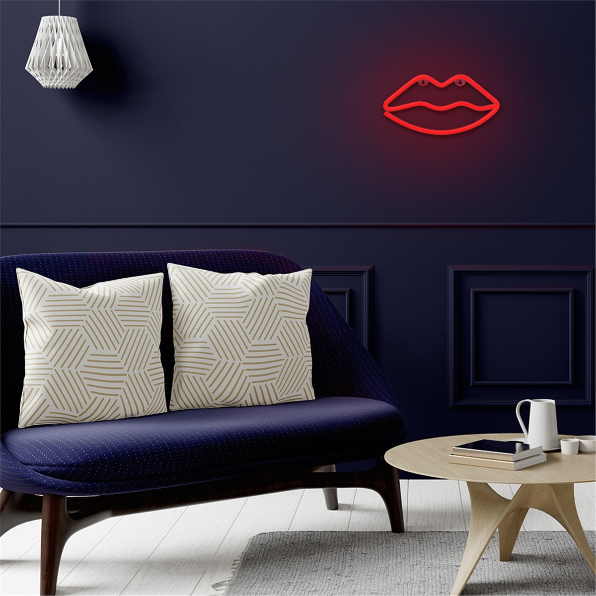 Un muro blu scuro con un'insegna di labbra al neon, una lampada bianca, un divano con cuscini e un tavolino.