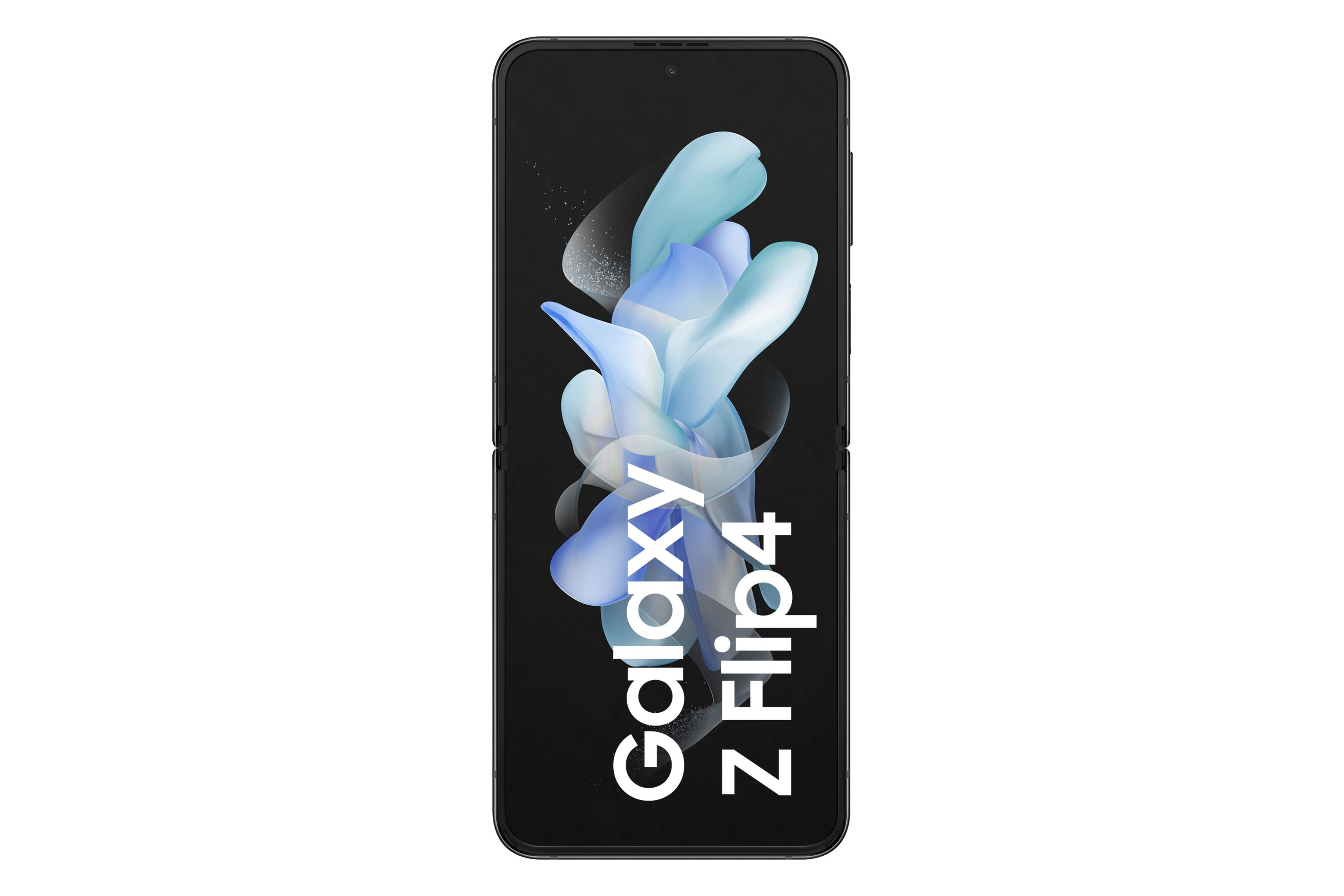 Zamknięty telefon Galaxy Z Flip4. Ekran wyświetla niebiesko-biały abstrakcyjny wzór z tekstem.