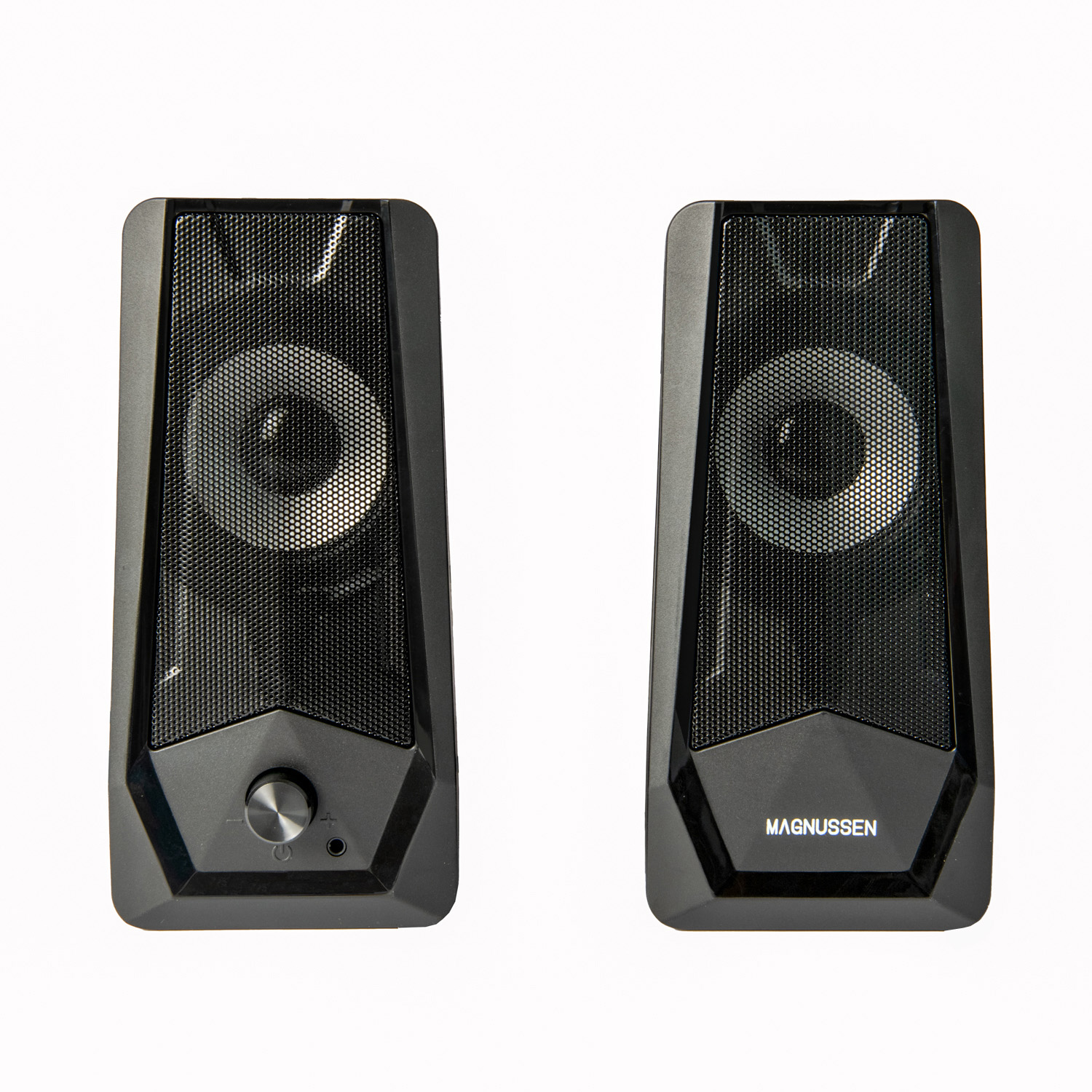 Dos altavoces de ordenador negros con frontal de malla, botón de encendido y control de volumen.