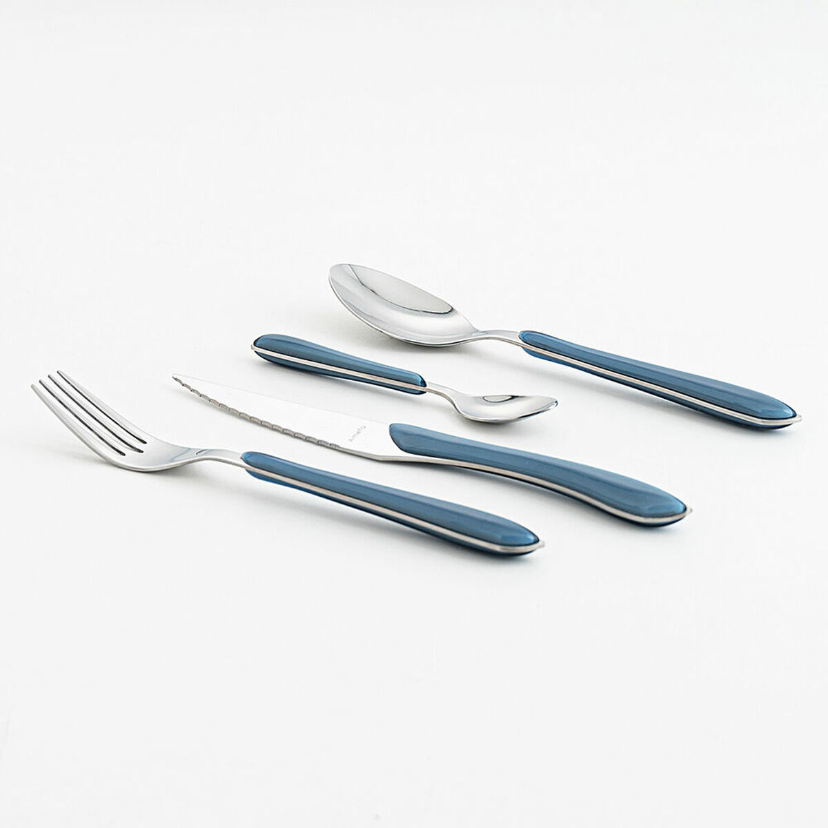 Un set di posate con manici blu. Include un cucchiaio, una forchetta, un coltello e un cucchiaino.