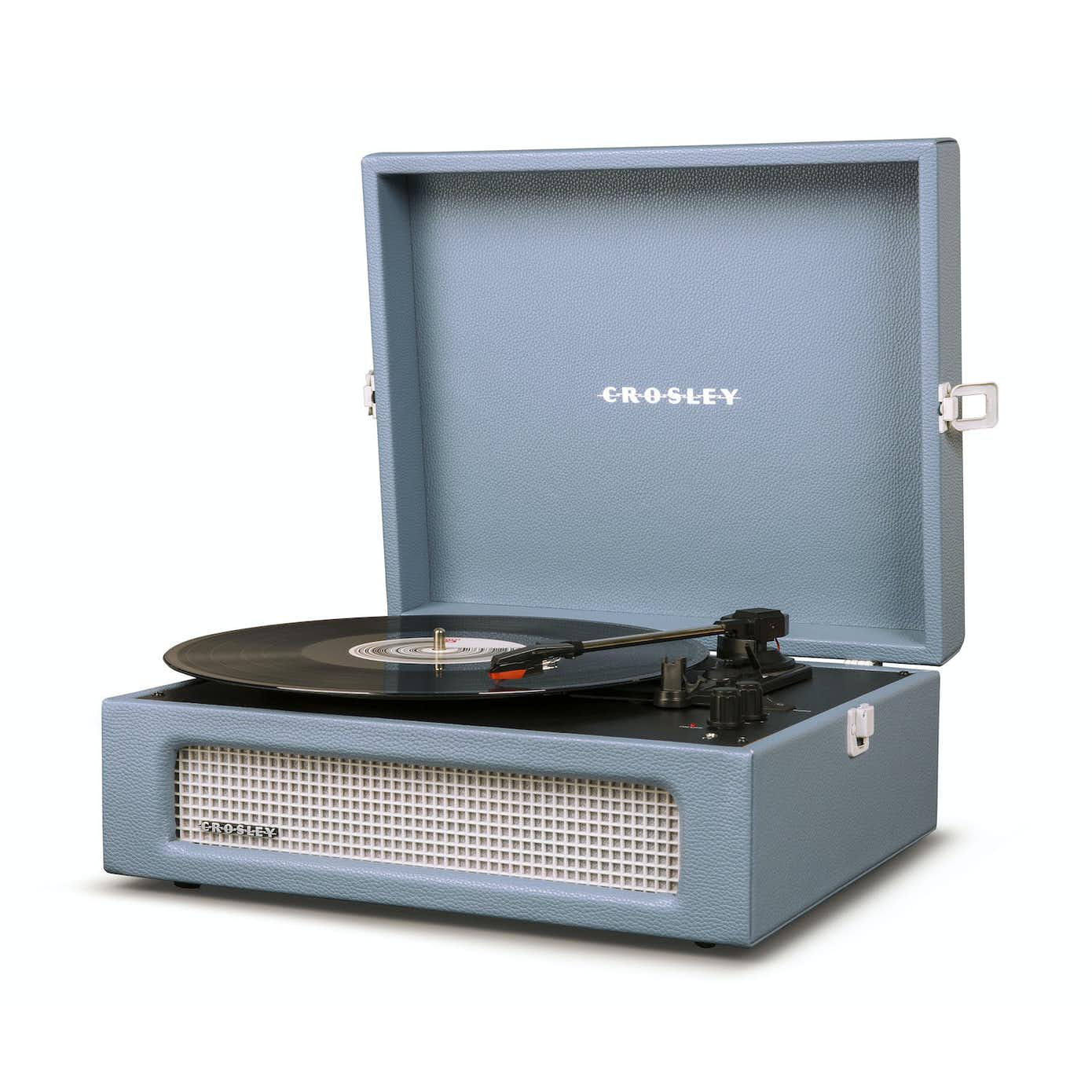 Blauer Crosley-Plattenspieler, offen. Schwarze Schallplatte auf dem Plattenteller, silberne Nadel, weißer Hintergrund.