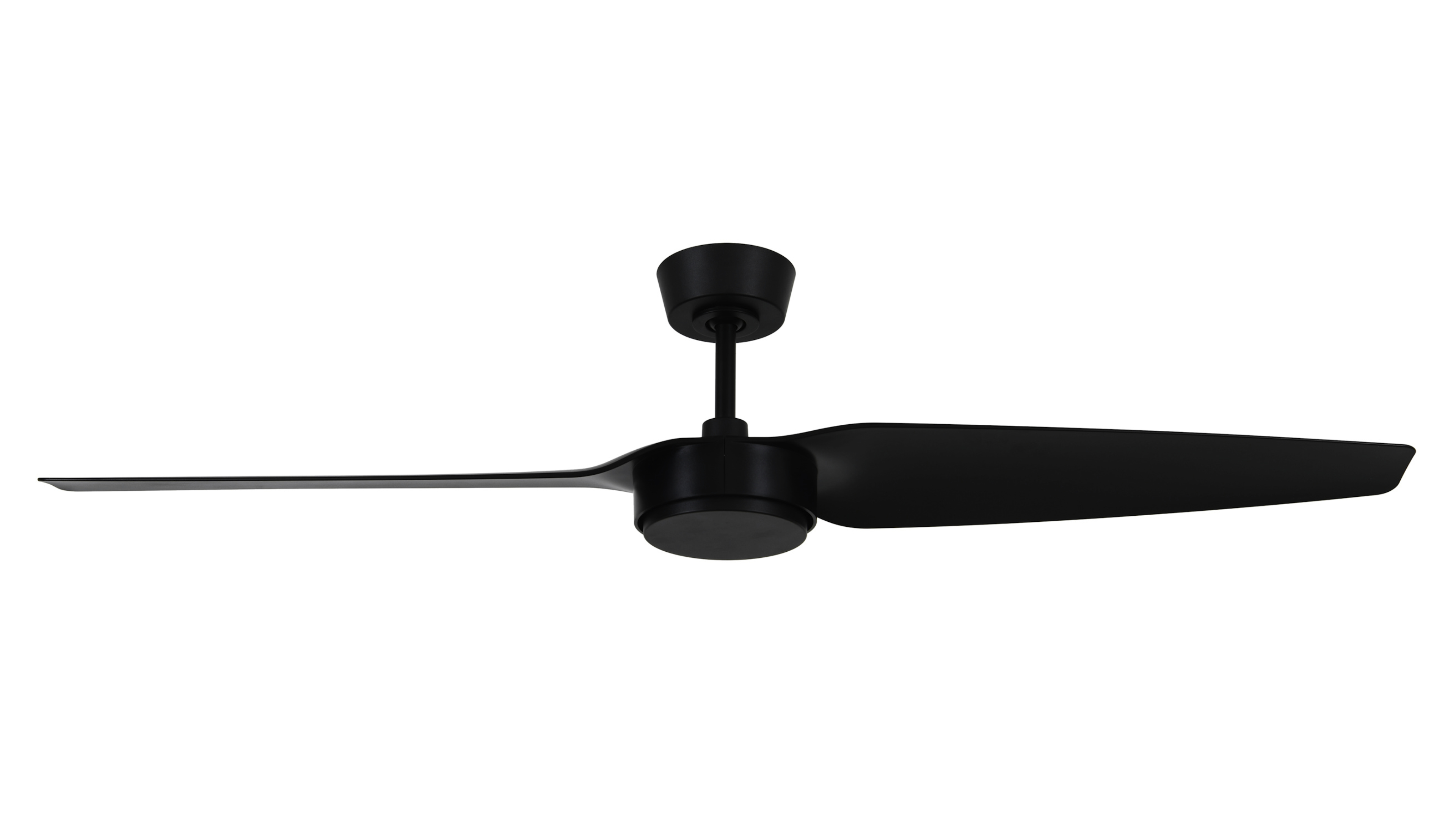 Schwarzer Deckenventilator mit langen Flügeln. Weißer Hintergrund.