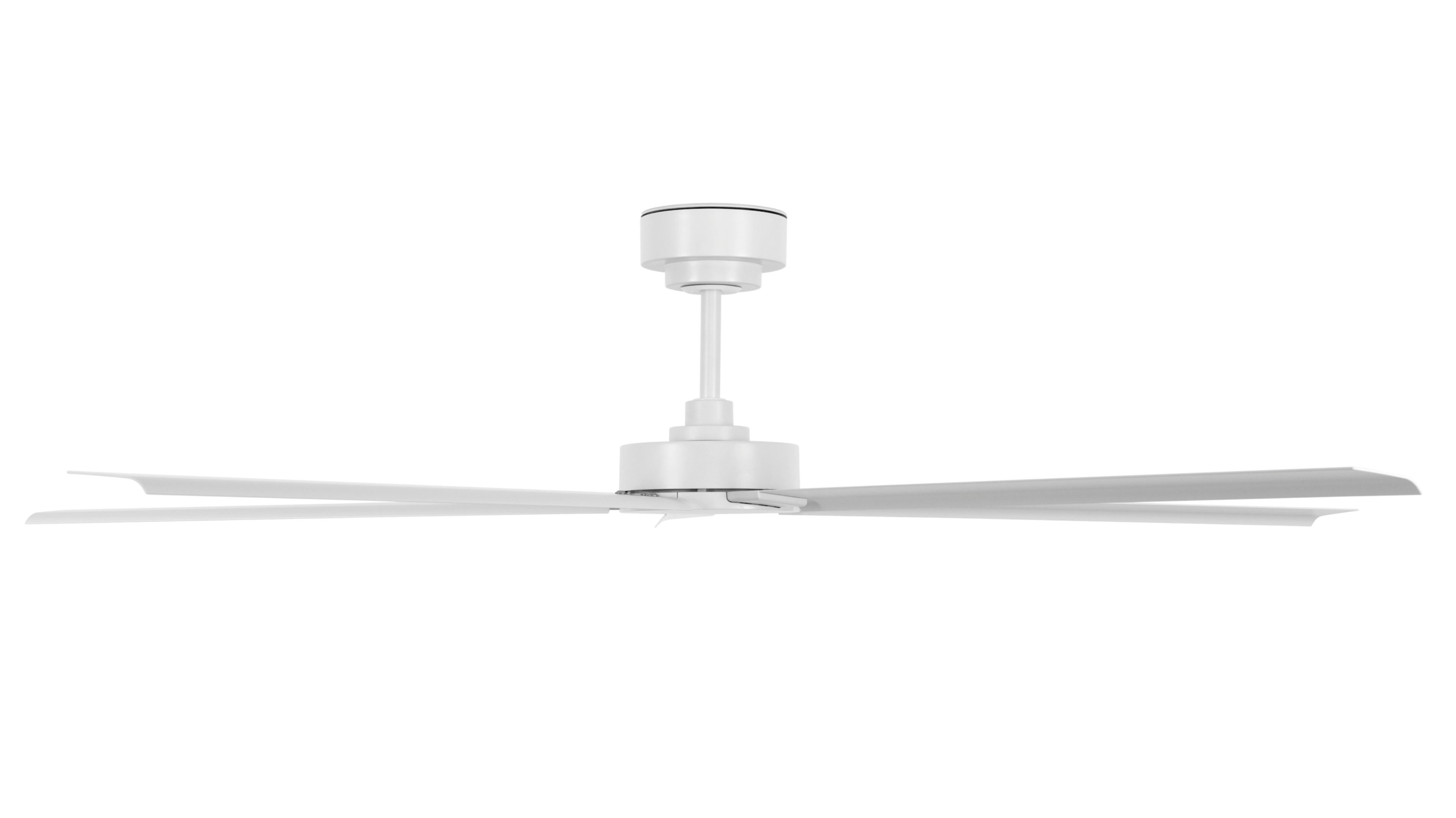 Weißer Deckenventilator mit vier langen Flügeln, an einer weißen Decke montiert. Schlichtes, modernes Design.