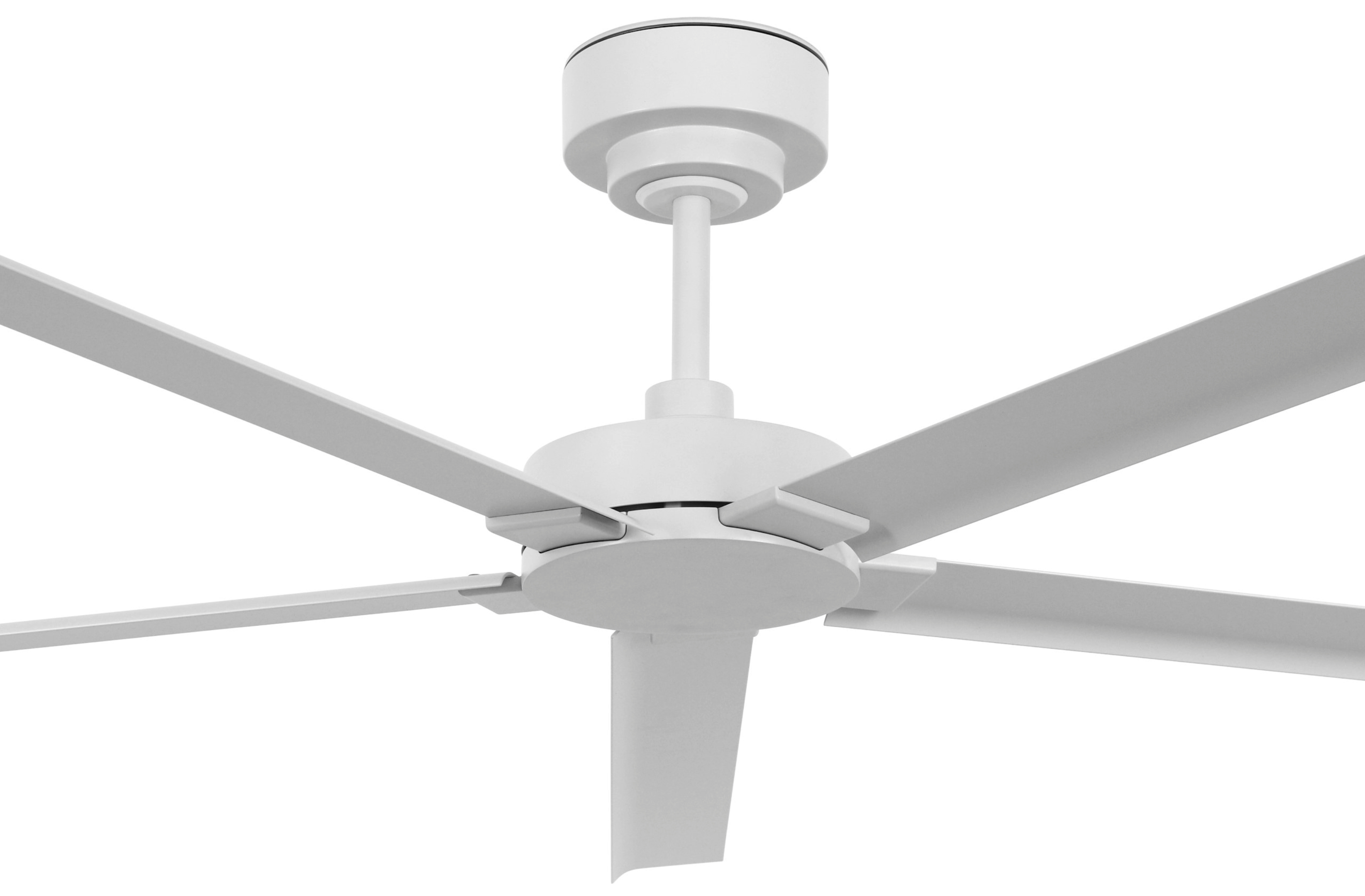 Ein weißer Deckenventilator mit fünf Flügeln, von unten gesehen.