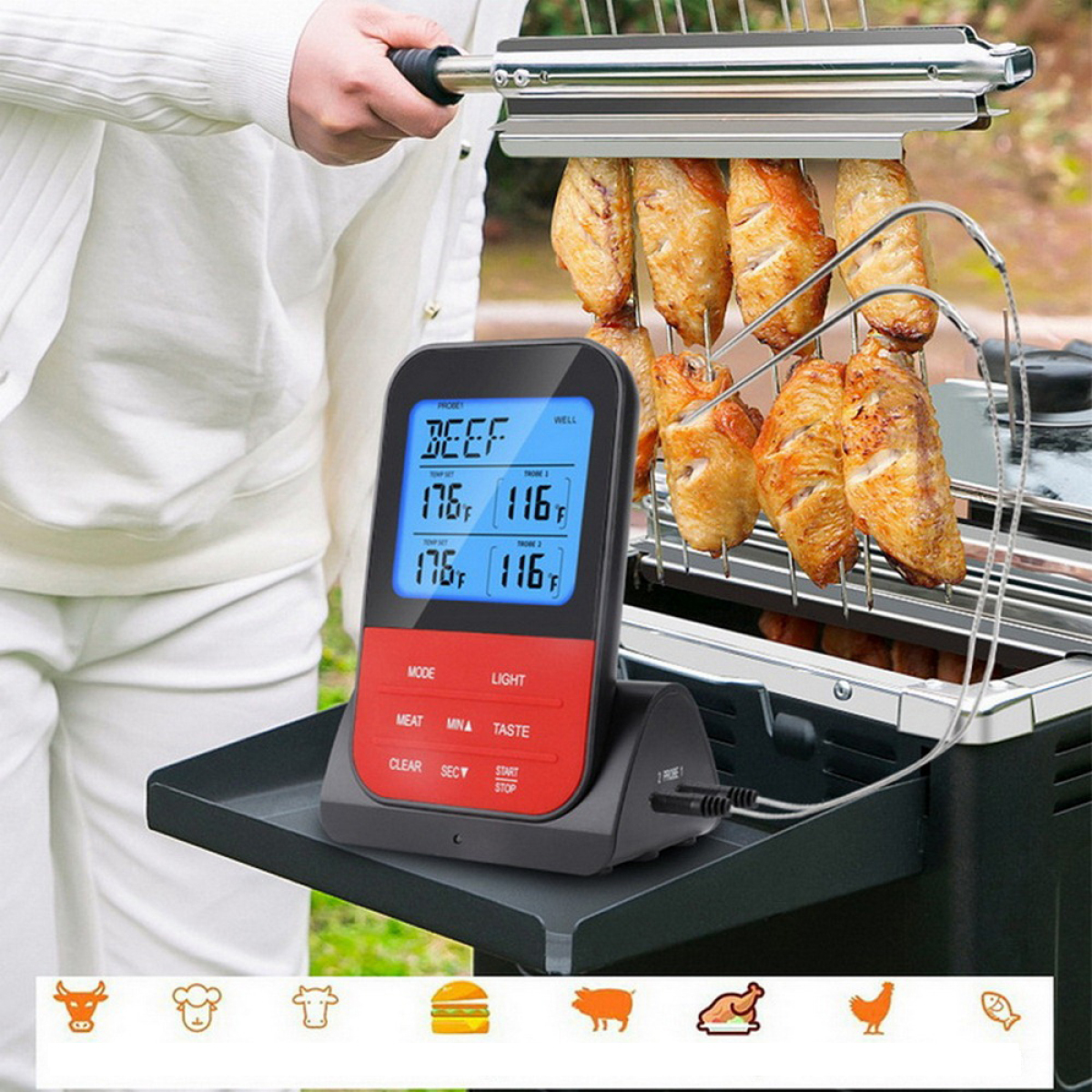 Person grillt Hähnchenflügel mit einem digitalen Fleischthermometer.