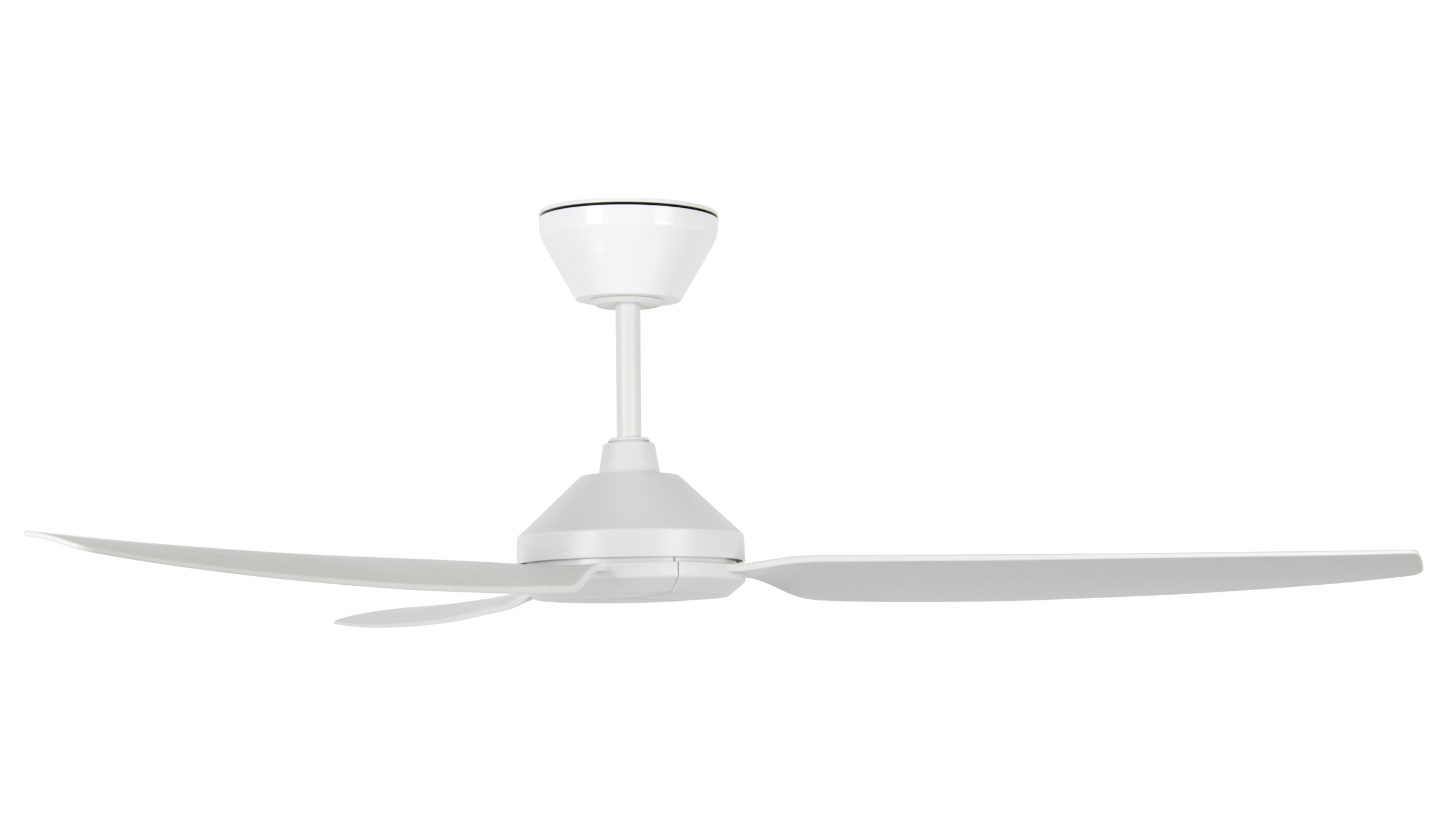 Weißer Deckenventilator mit drei Flügeln, freigestellt auf weißem Hintergrund.