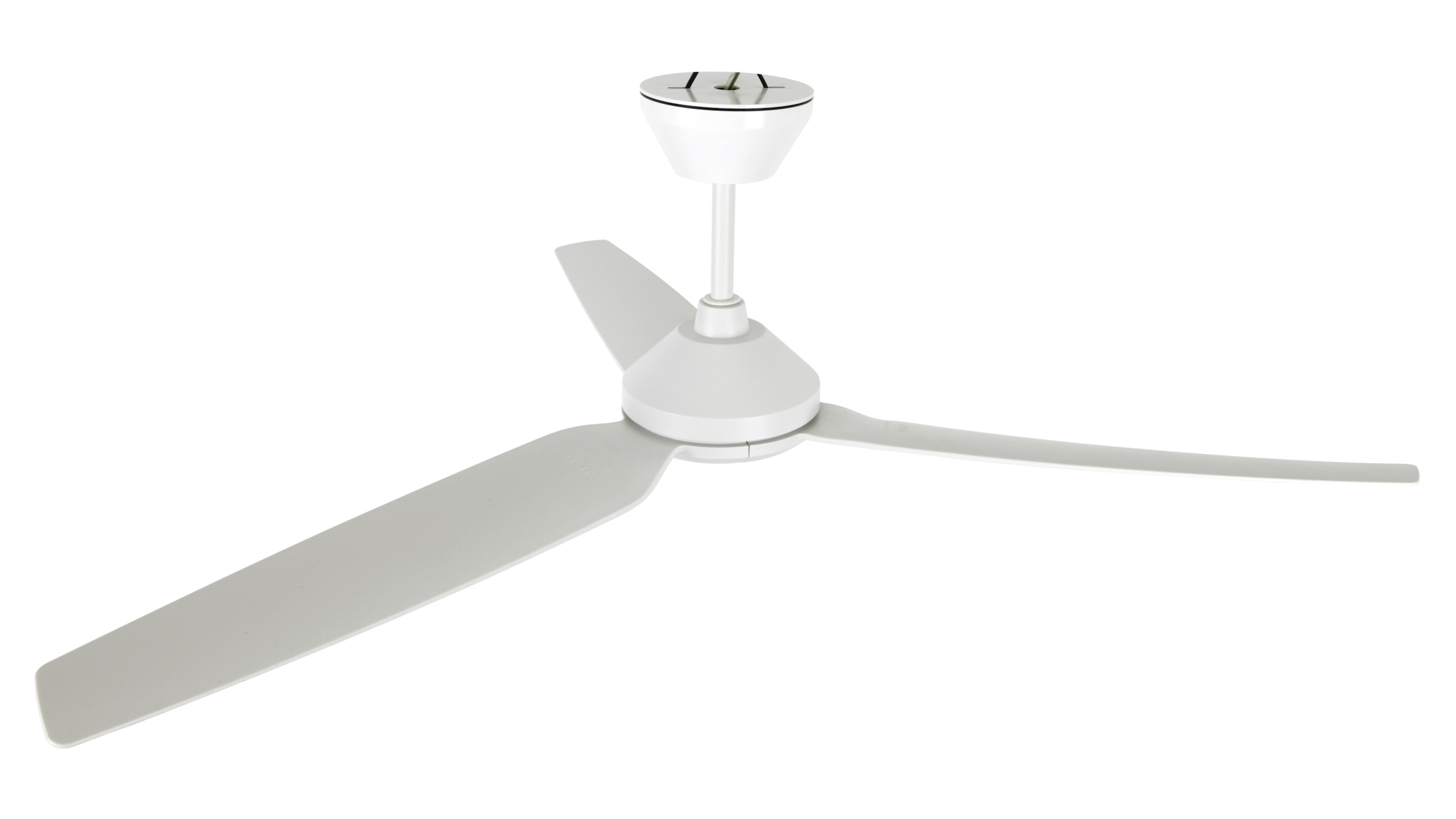 Weißer Deckenventilator mit drei Flügeln. Der Ventilator befindet sich auf weißem Hintergrund.