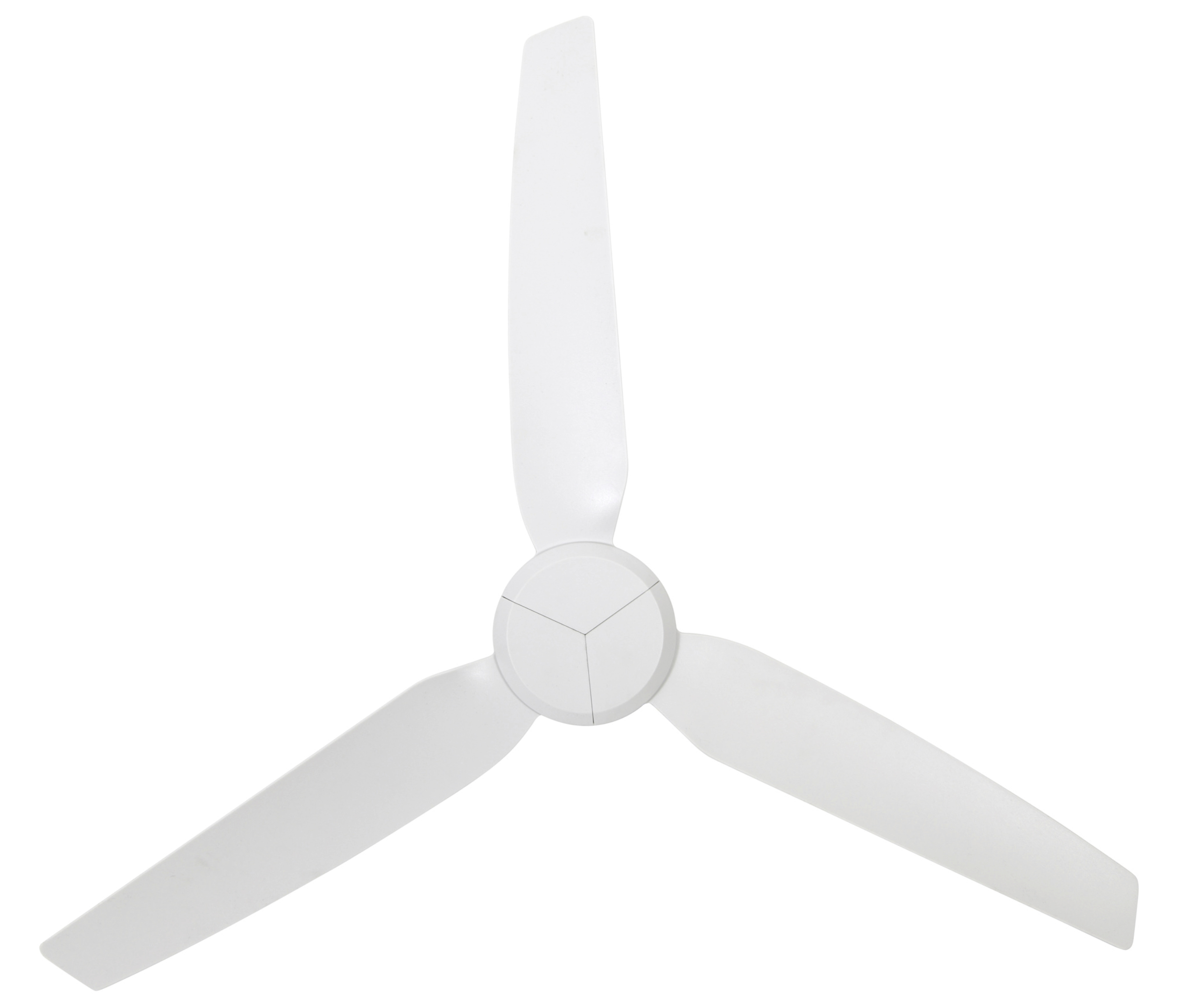 Ein weißer Deckenventilator mit drei Flügeln. Der Ventilator befindet sich auf weißem Hintergrund. Die Flügel sind angewinkelt.