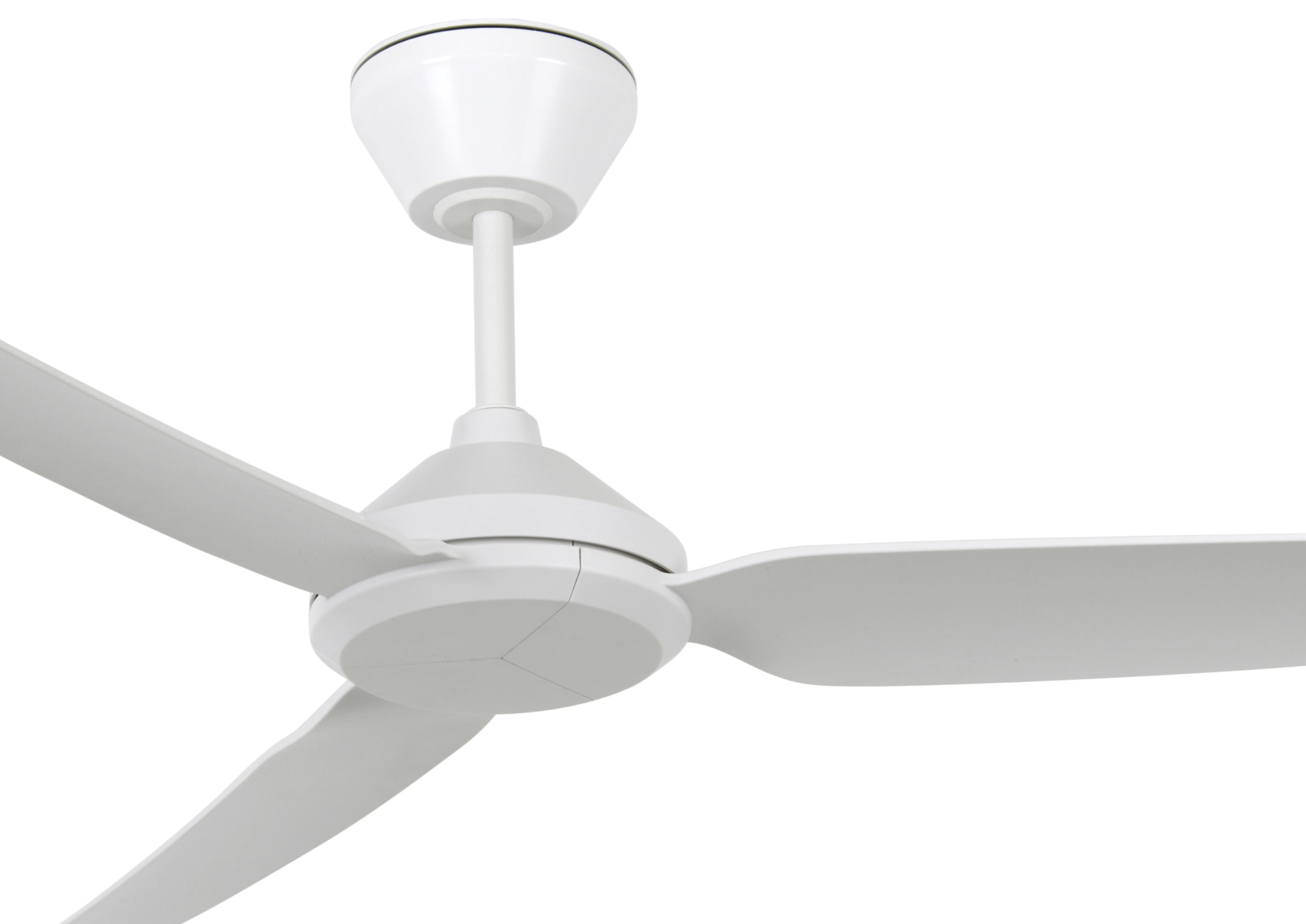 Weißer Deckenventilator mit drei Flügeln. Der Ventilator vor weißem Hintergrund.