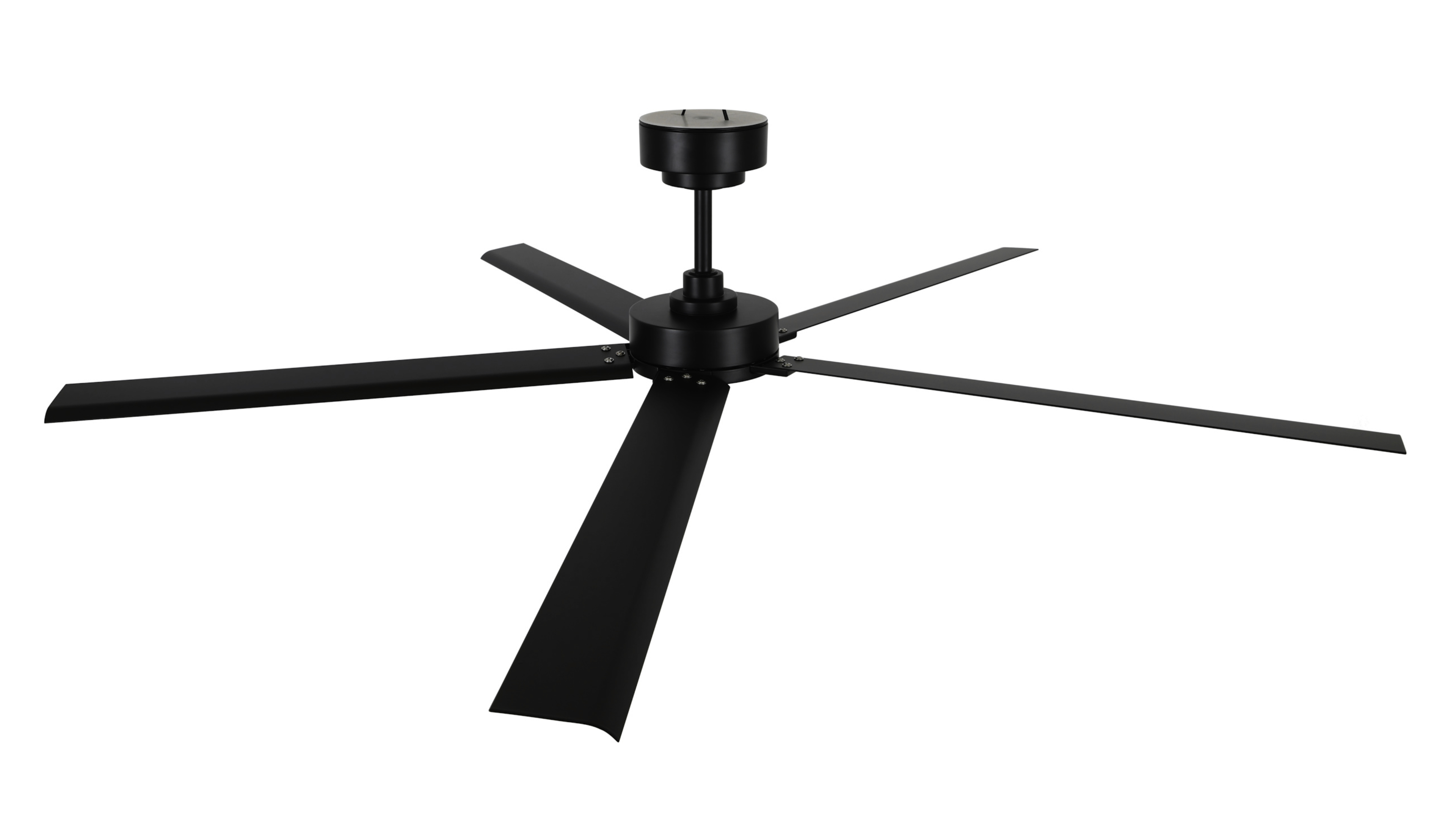 Ein schwarzer Deckenventilator mit fünf Flügeln. Der Ventilator steht auf weißem Grund.