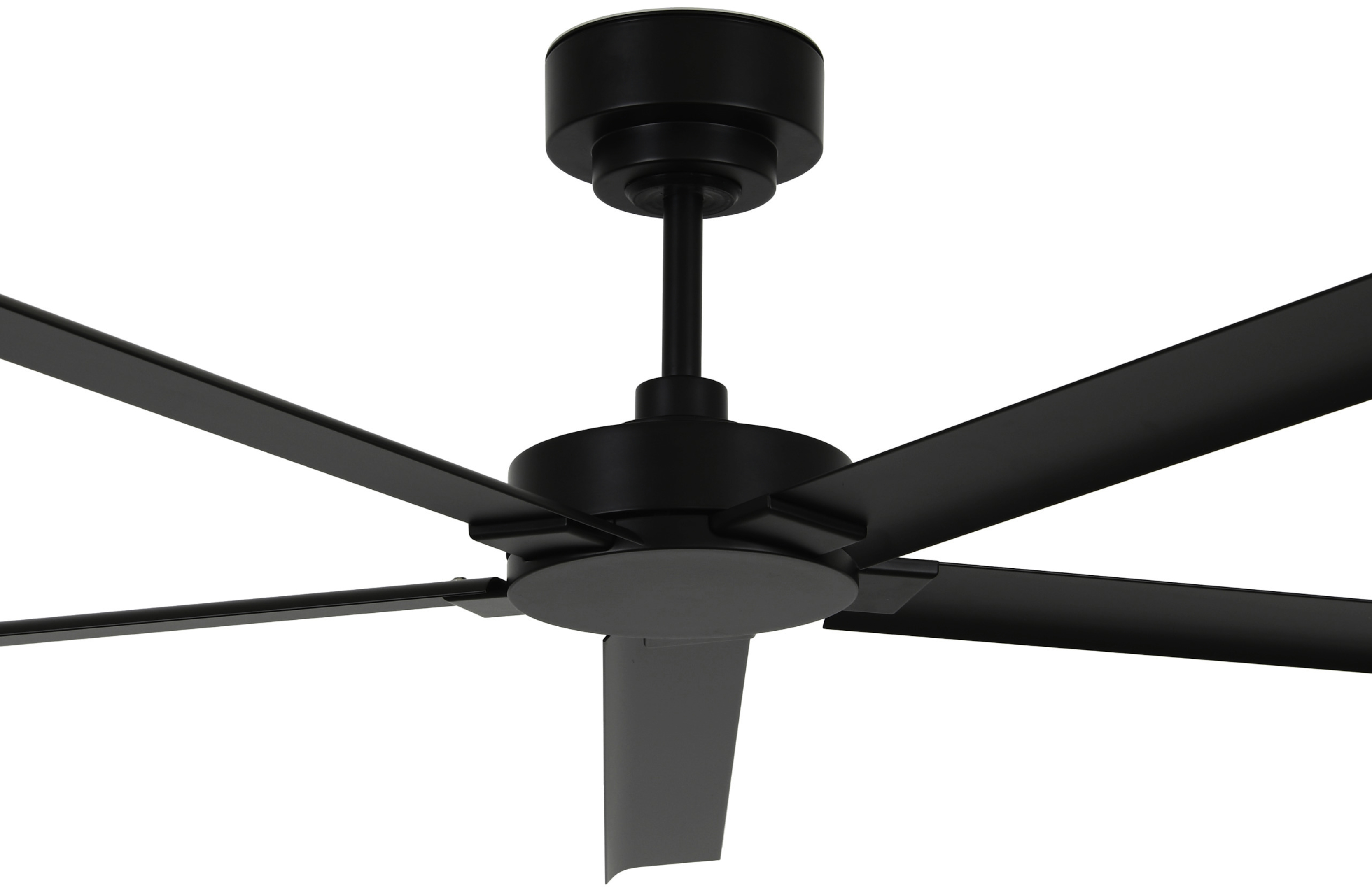Ein schwarzer Deckenventilator mit fünf Flügeln. Der Ventilator ist an einer weißen Decke montiert.