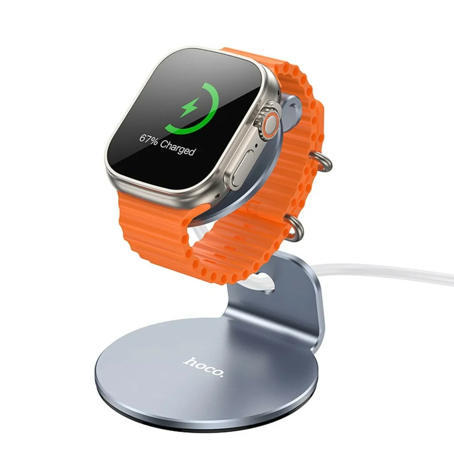 Silberne Apple Watch an einem orangefarbenen Armband, die auf einem silbernen Ständer geladen wird. Die Uhr zeigt 67 % geladen.