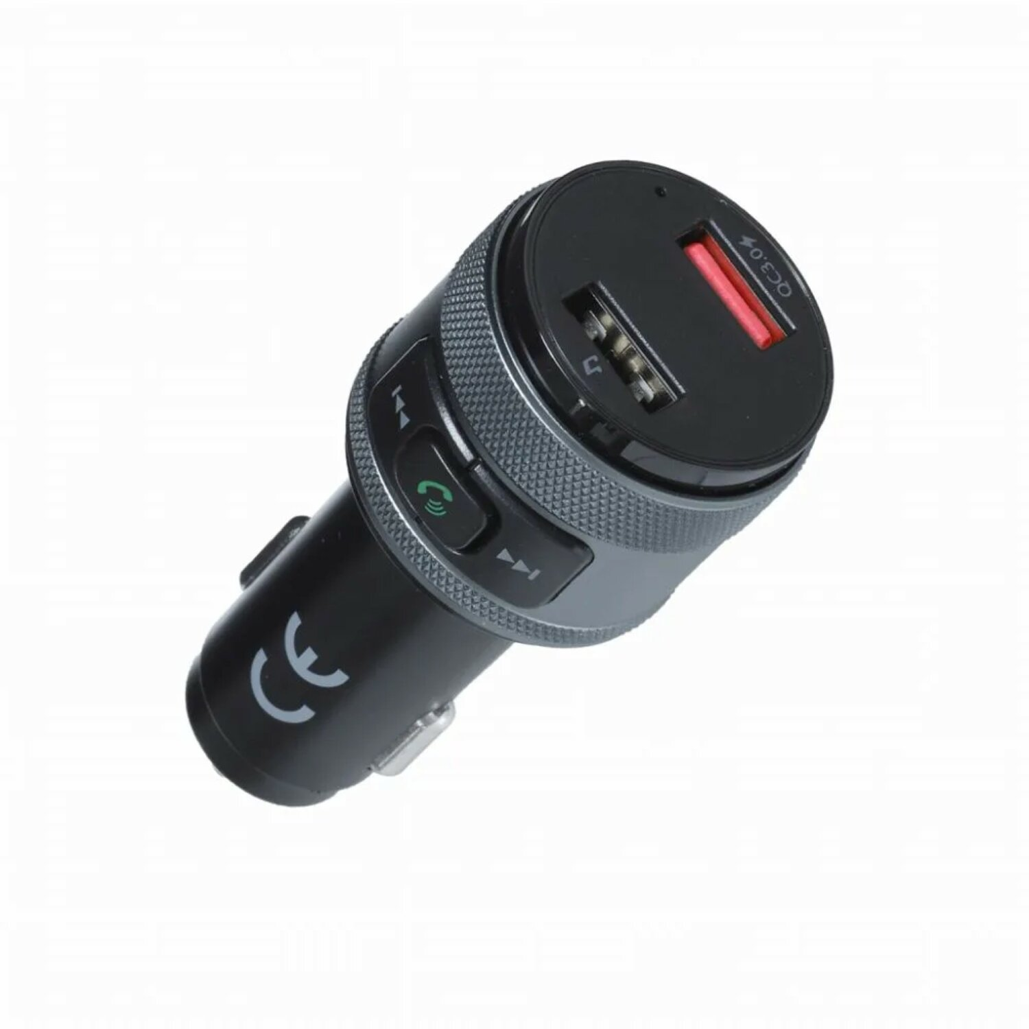 Ein schwarzes Autoladegerät mit USB-Anschlüssen und einem silberfarbenen Ring vor weißem Hintergrund.