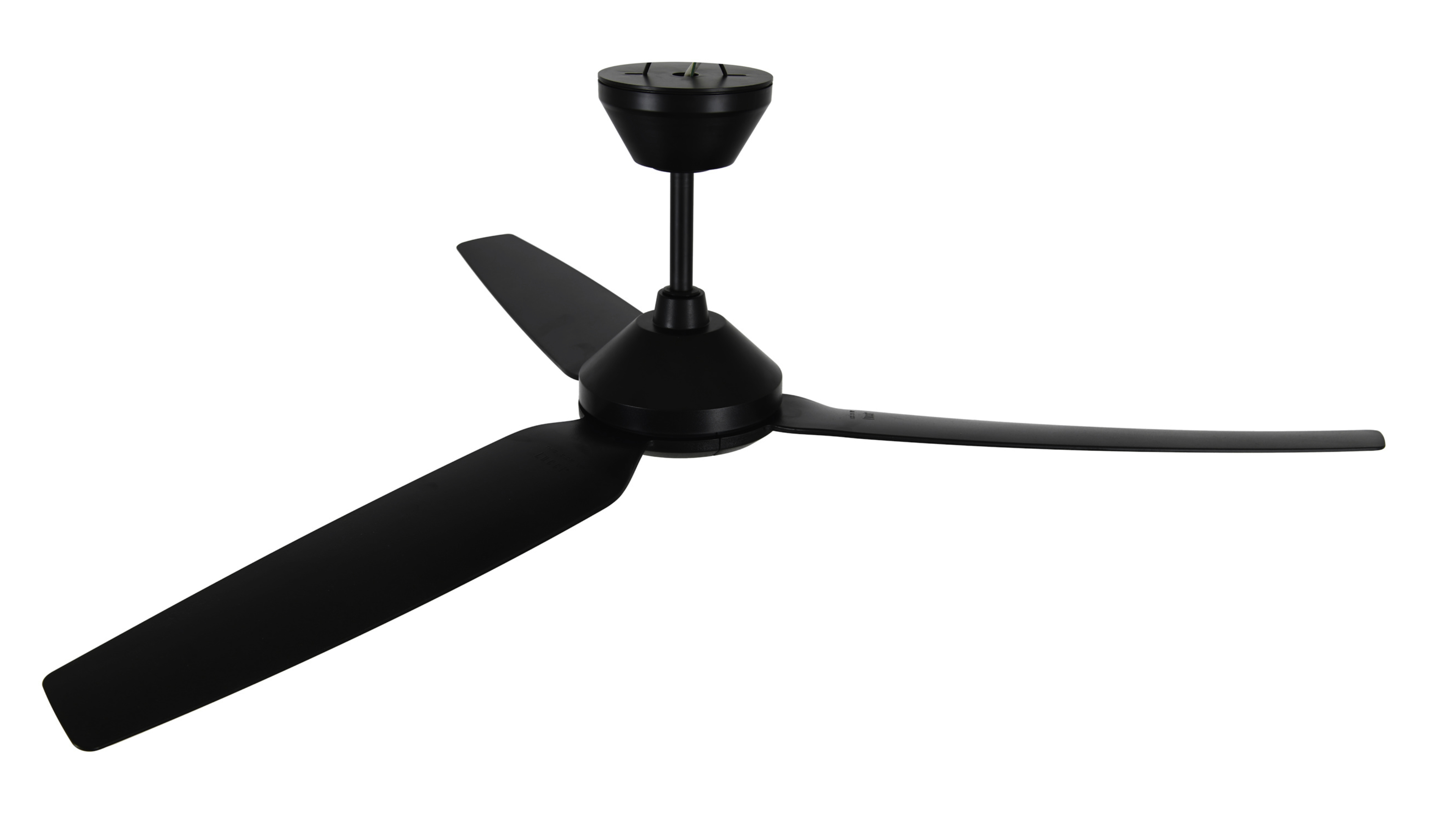Ein schwarzer Deckenventilator mit drei Flügeln. Die Flügel sind lang und der Ventilator ist an einer weißen Decke montiert.