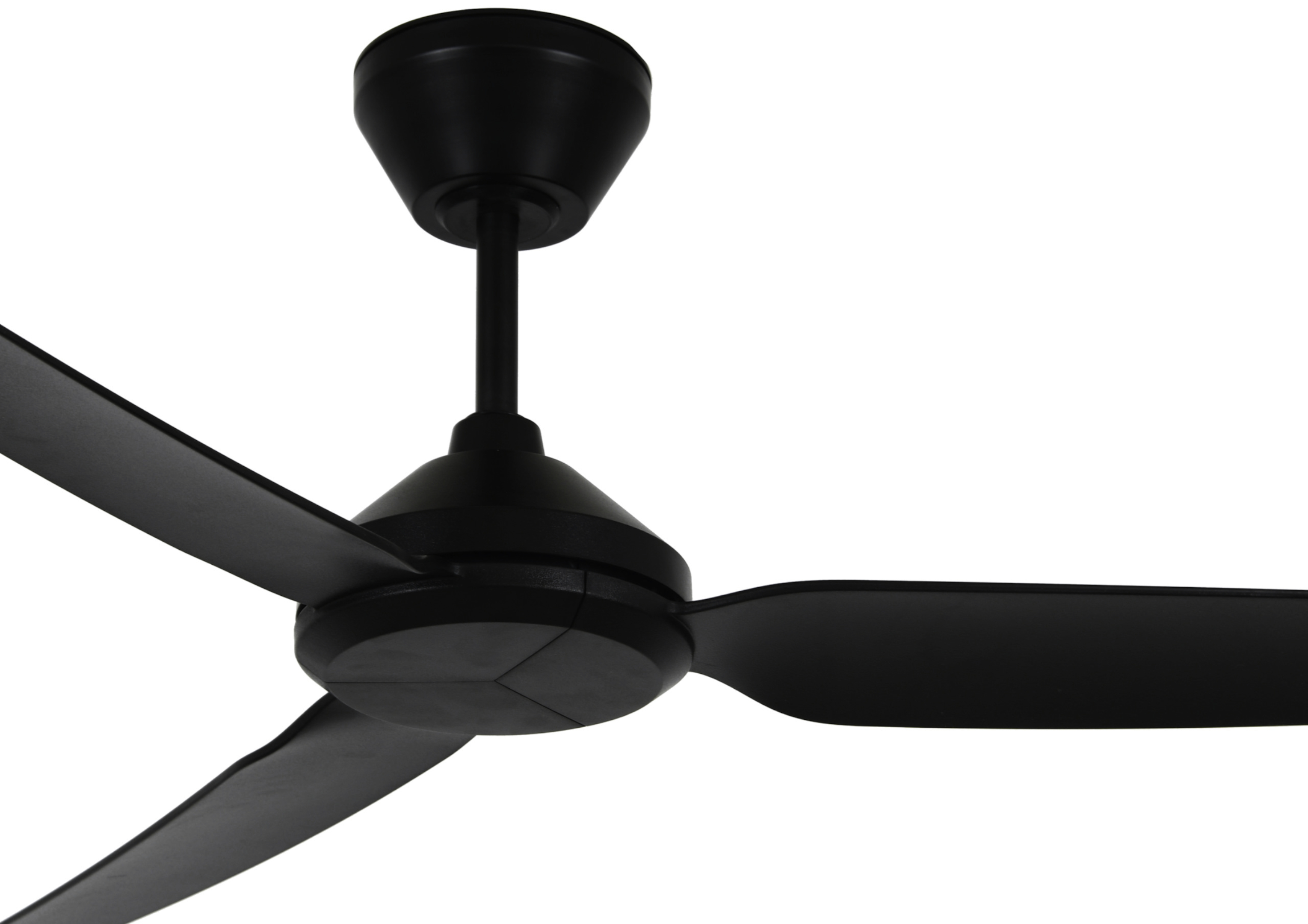 Schwarzer Deckenventilator mit drei Flügeln, Nahaufnahme, auf weißem Grund.
