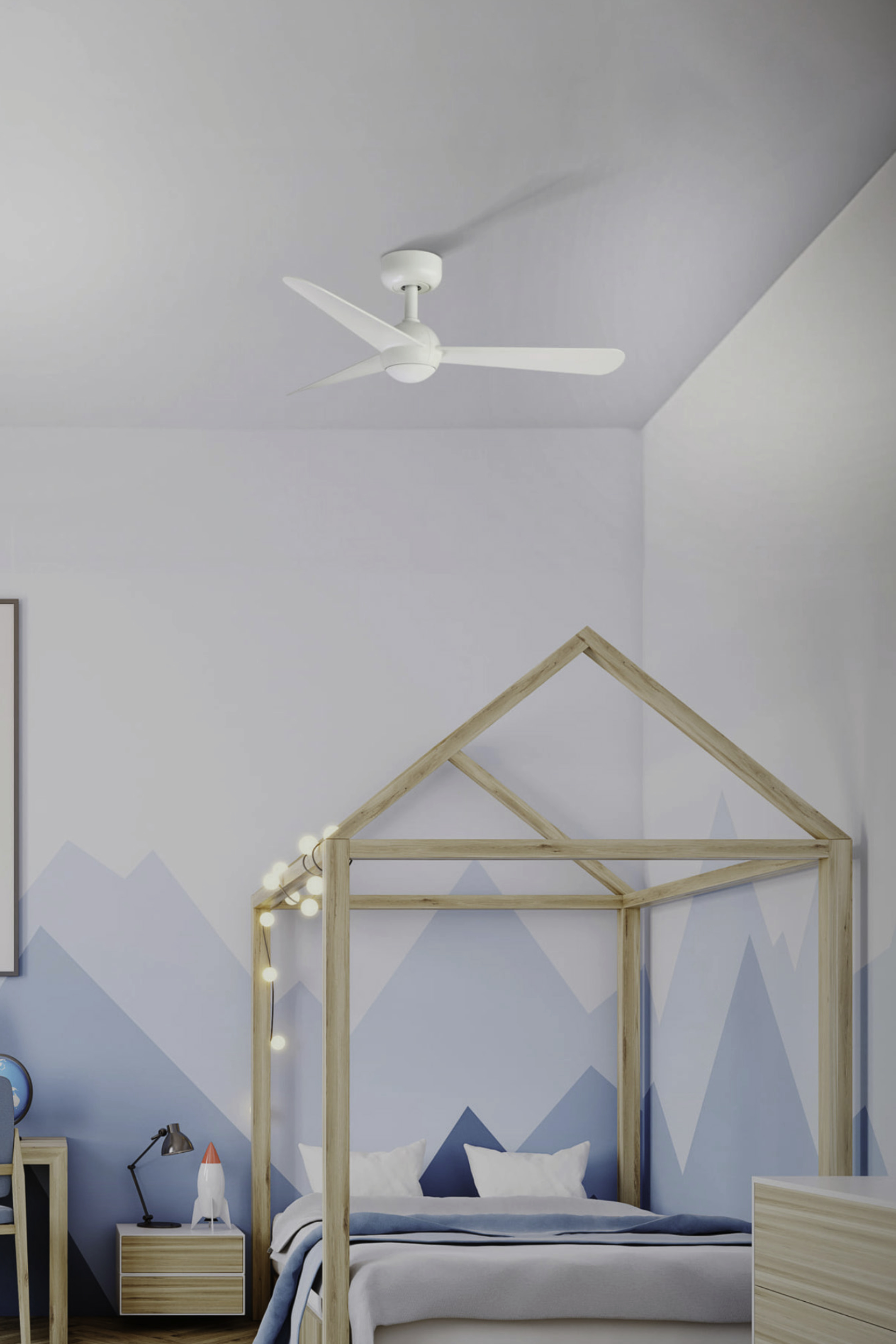 Camera da letto con ventilatore a soffitto bianco, letto sotto cornice in legno, design parete montagna blu.
