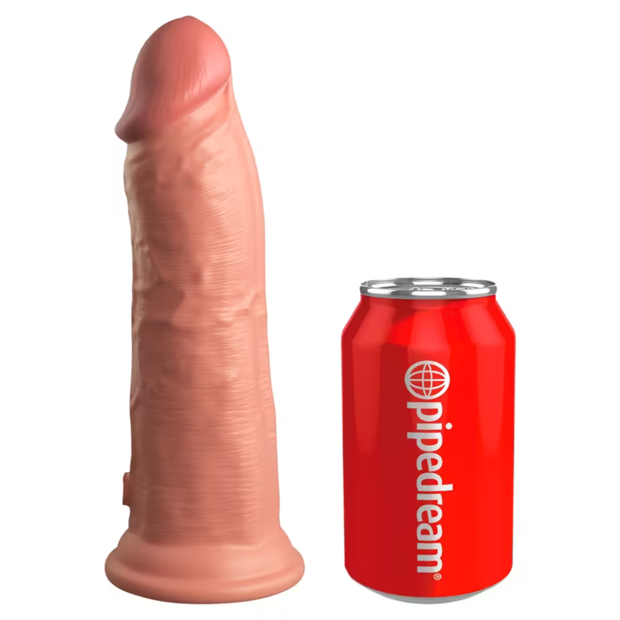 Ein großer, fleischfarbener Dildo steht neben einer roten Pipedream-Limonadendose. Beide befinden sich auf weißem Hintergrund.