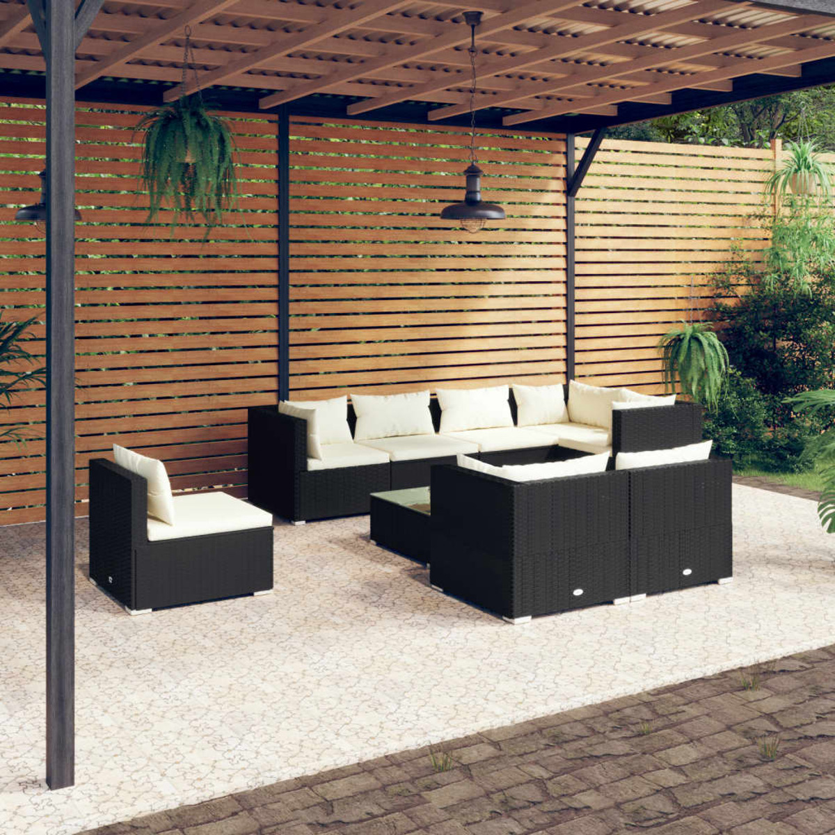 Terrassenset im Freien mit schwarzen Möbeln und weißen Kissen unter einer Holzpergola.