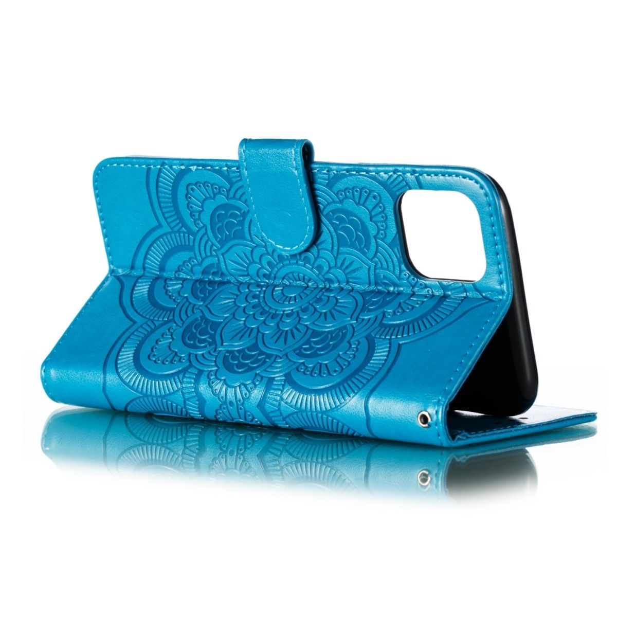 Blaue Handyhülle mit floralem Design, geöffnet, um ein Telefon zu zeigen. Weißer Hintergrund, reflektierende Oberfläche.