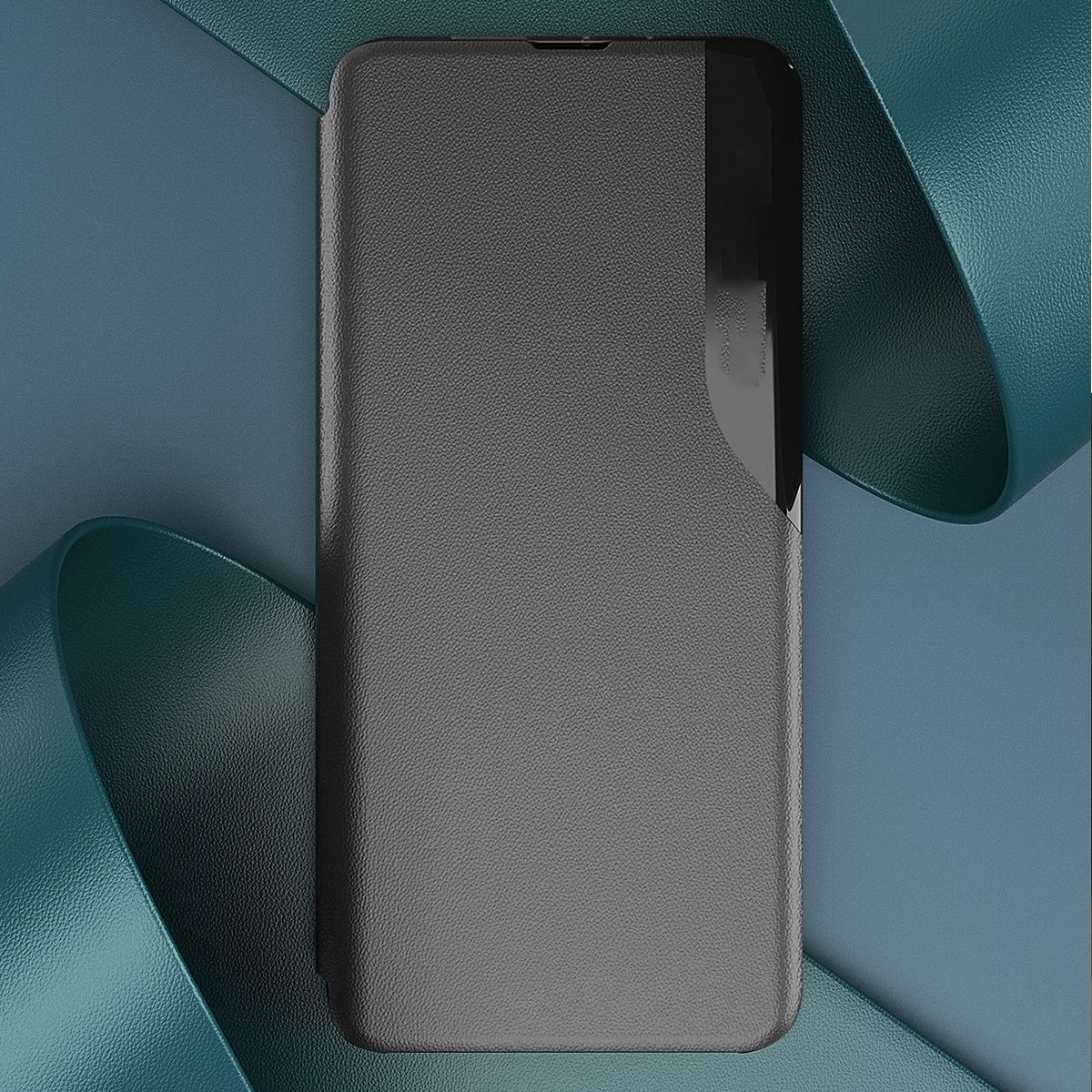 Eine geschlossene schwarze Handyhülle auf einem türkis-blauen Hintergrund.