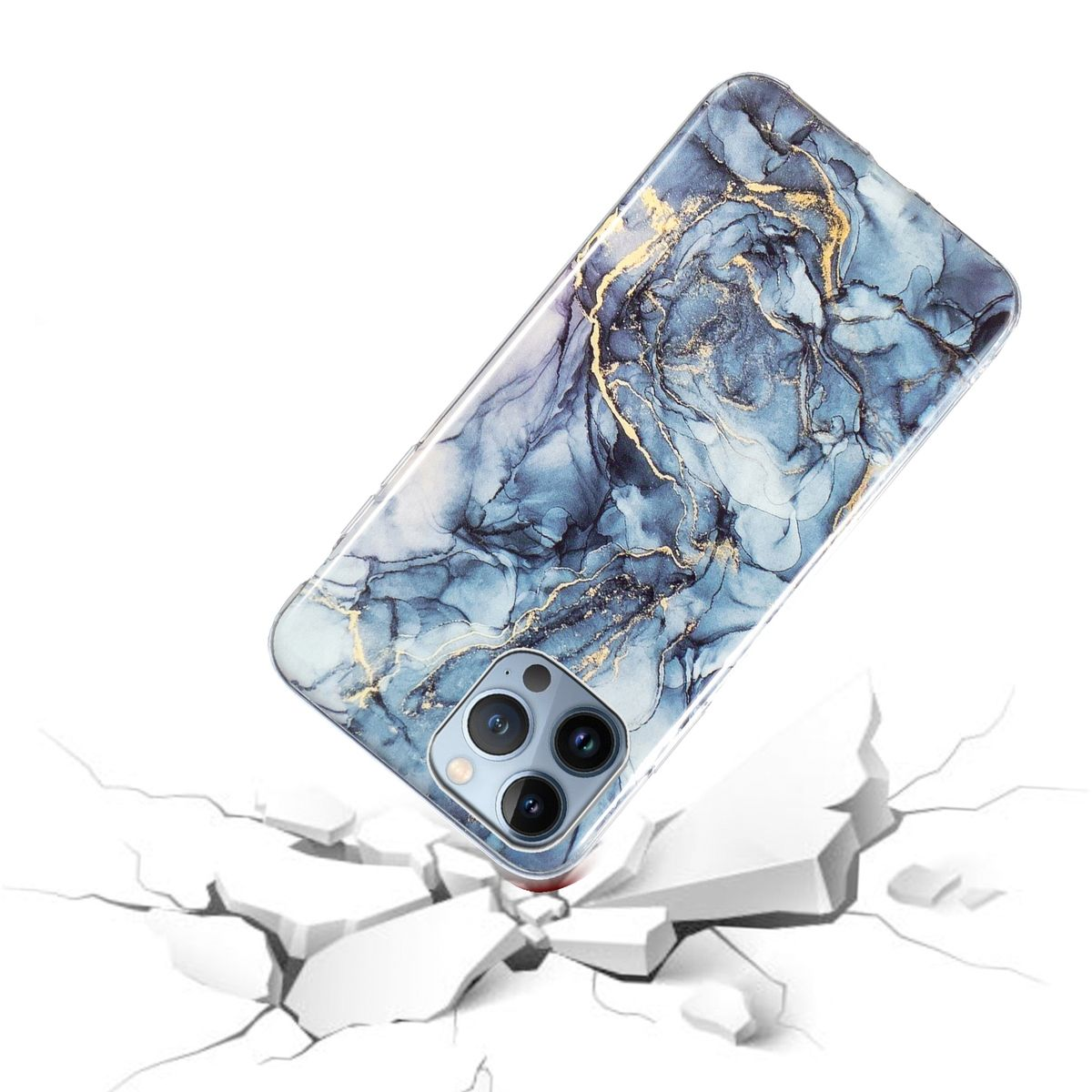Eine Handyhülle mit blauem Marmordesign fällt und lässt die Oberfläche darunter zerbrechen. Weißer Hintergrund.
