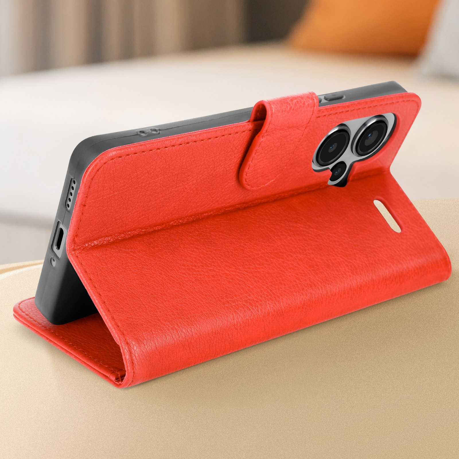 Una custodia per telefono rossa. Il telefono è dentro, con la fotocamera visibile. È su una superficie di legno.
