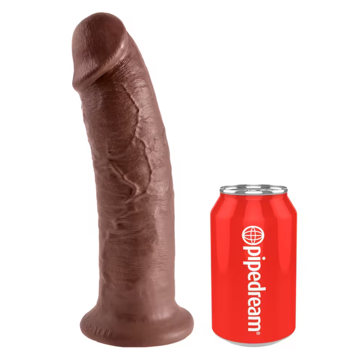 Ein brauner Dildo steht neben einer roten Pipedream-Dose. Der Dildo ist strukturiert. Die Dose hat ein weißes Logo und Text.