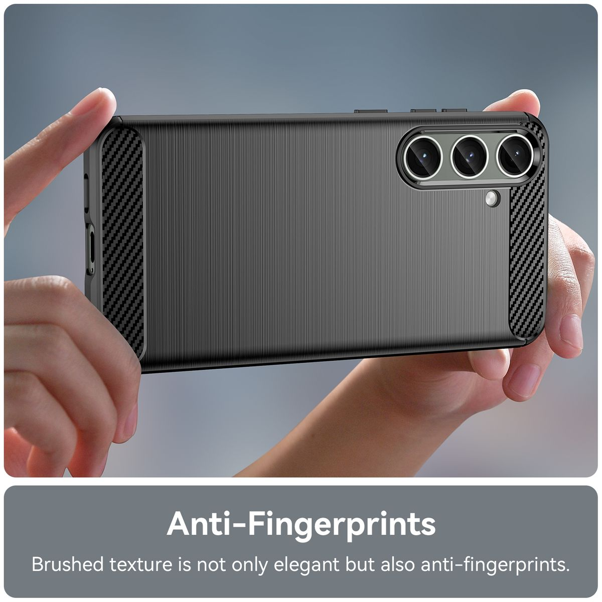 Eine von Händen gehaltene Handyhülle mit schwarzer, gebürsteter Textur und Anti-Fingerabdruck-Funktion.