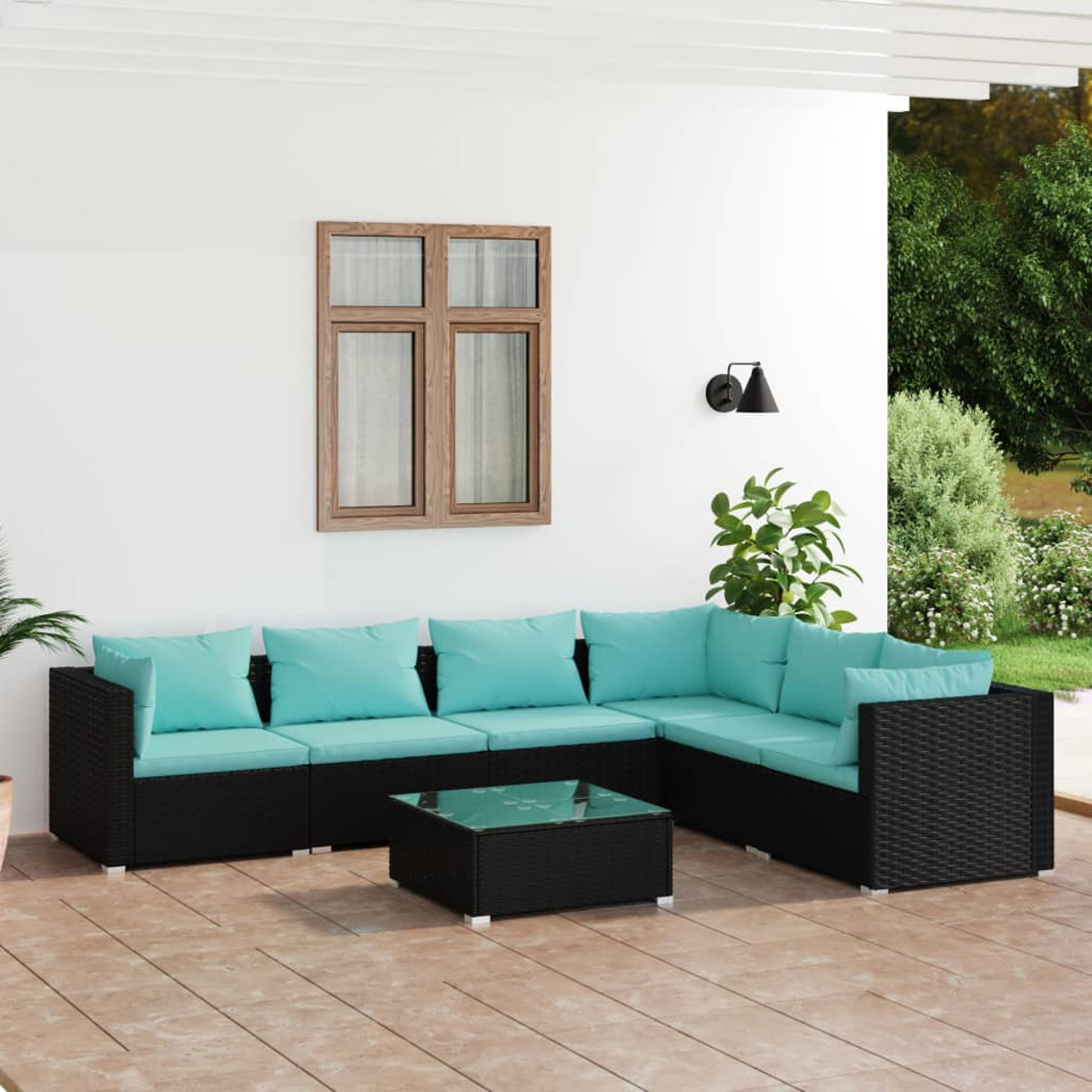 Schwarzes Outdoor-Sofaset mit blauen Kissen und einem schwarzen Couchtisch auf einer Terrasse.