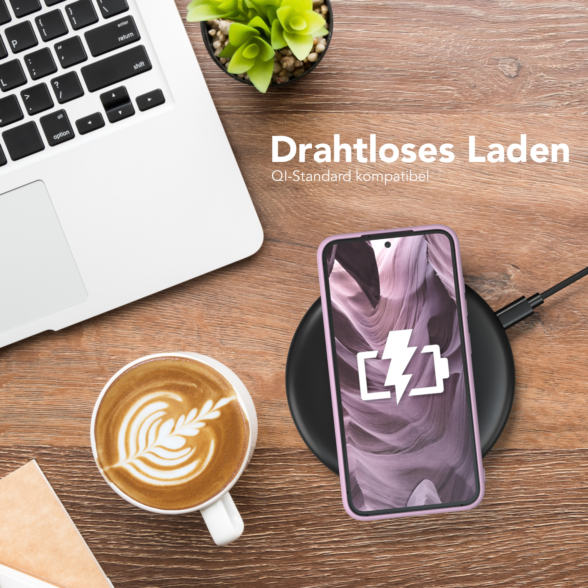 Telefon lädt auf schwarzem kabellosen Ladegerät neben Laptop und Kaffee.