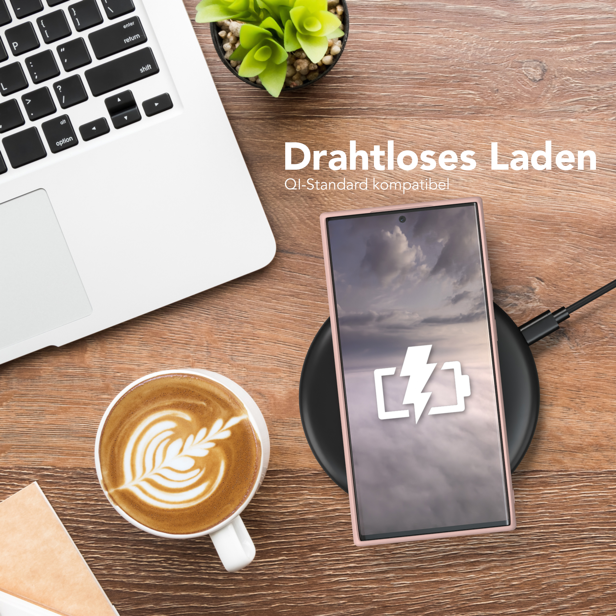 Telefon auf kabellosem Ladegerät. Kaffee und Laptop auf Holztisch.