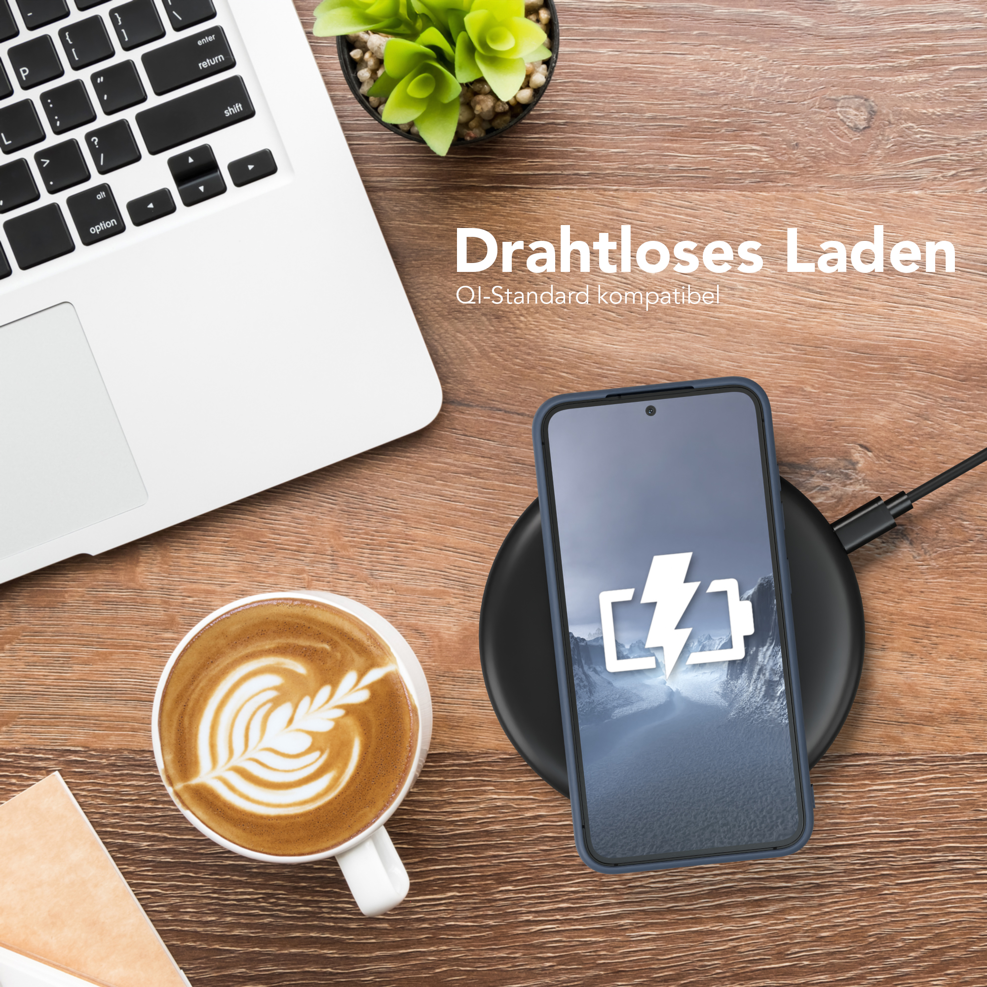 Schreibtisch mit Telefon auf kabellosem Ladegerät, Laptop und Kaffeetasse.