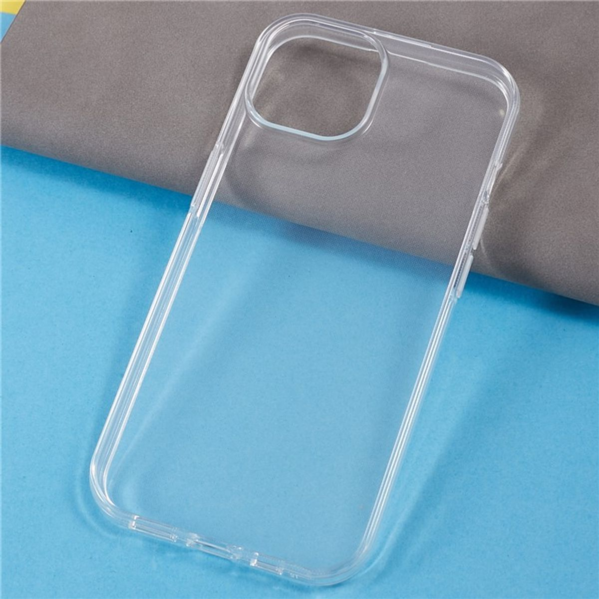 Transparente Handyhülle. Blauer Hintergrund, oben grau. Hülle ist transparent mit Kameraöffnung.