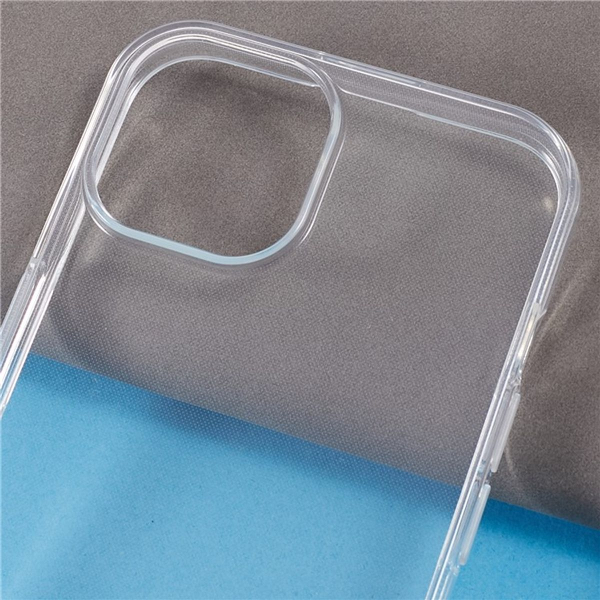 Eine transparente Handyhülle. Ein blau-grauer Hintergrund ist sichtbar.