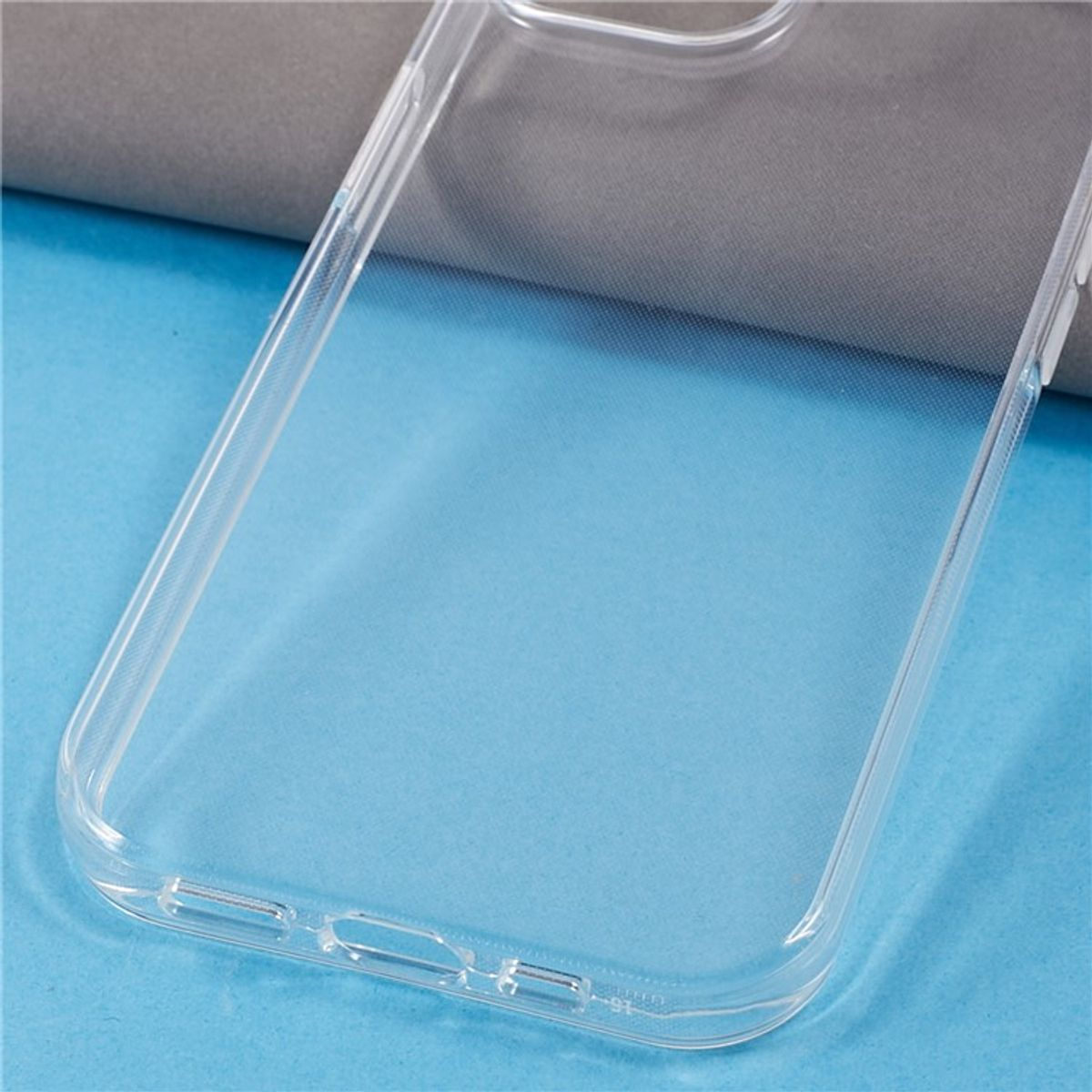 Eine transparente Handyhülle auf blauem Hintergrund, mit einem kleinen Blick auf das Telefon.