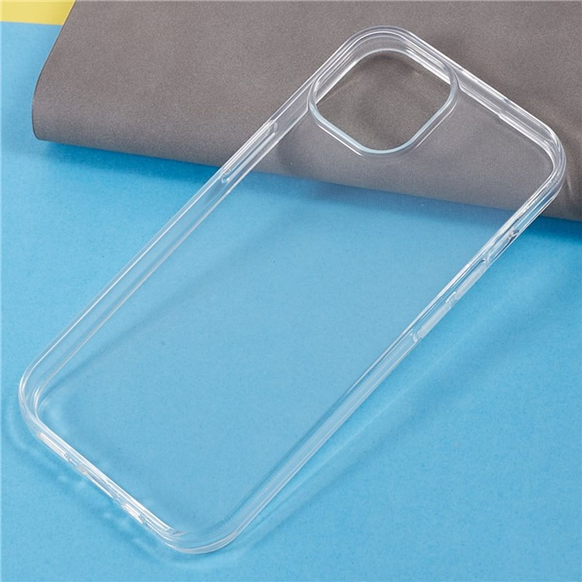 Klare Handyhülle auf blauem Untergrund. Die Hülle ist transparent und zeigt die Oberfläche darunter.