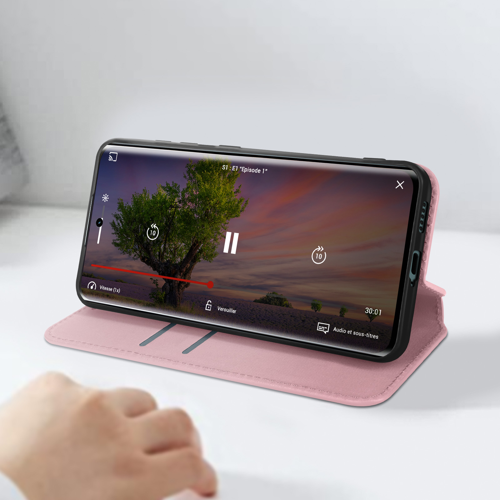 Rosa Handyhülle mit Videoanzeige. Die Hülle ist geöffnet und liegt auf einer Oberfläche.