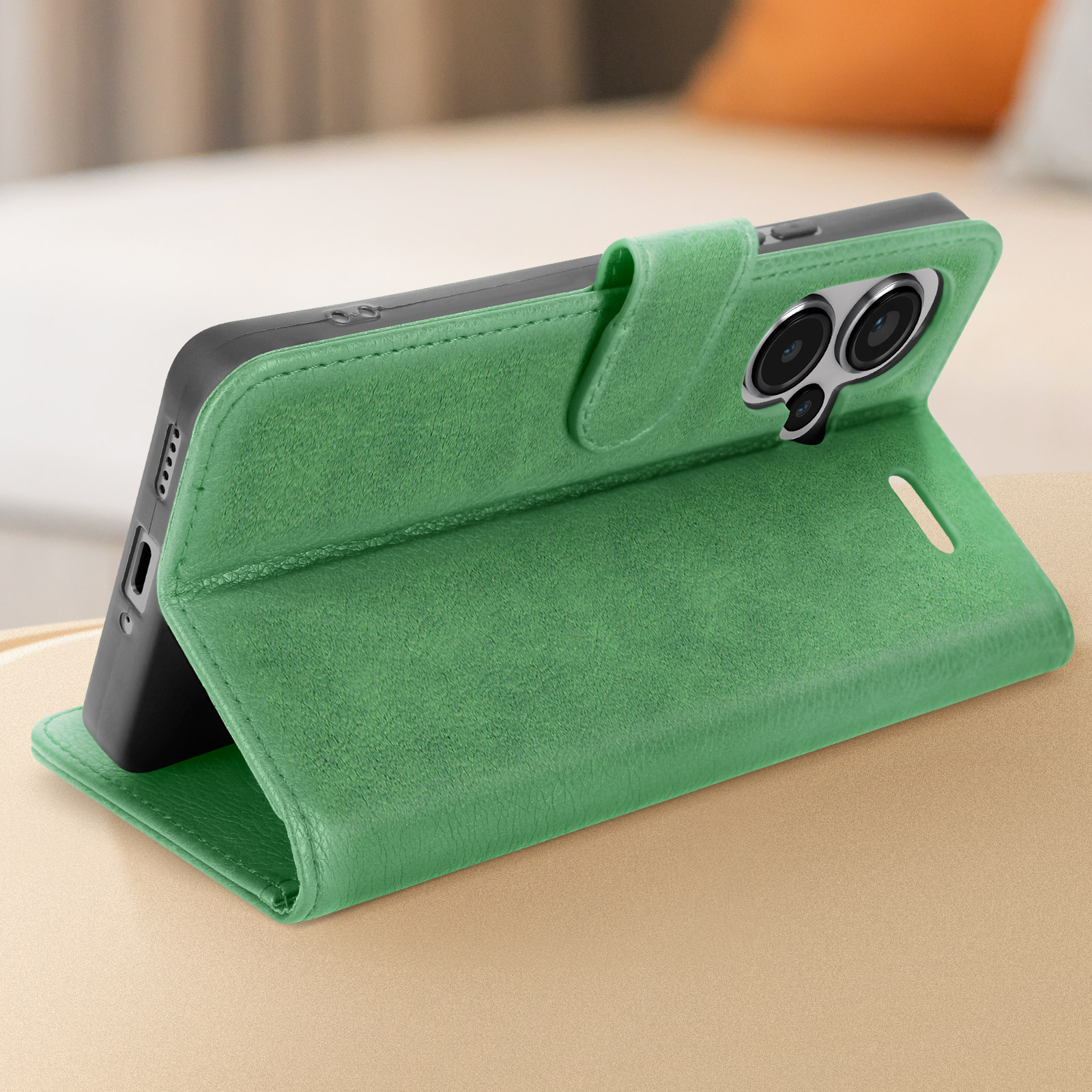 Telefono in custodia verde, che mostra le fotocamere. La custodia è aperta.