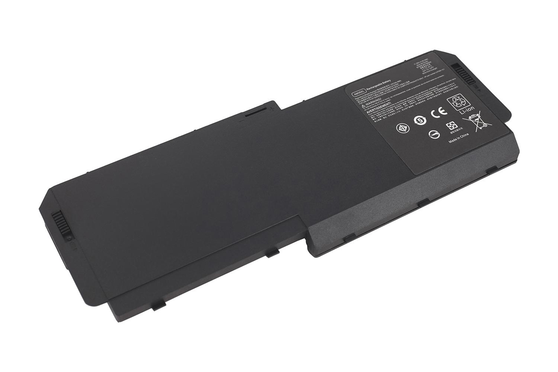 Una batteria per laptop nera su una superficie bianca, con etichette e simboli di sicurezza visibili.