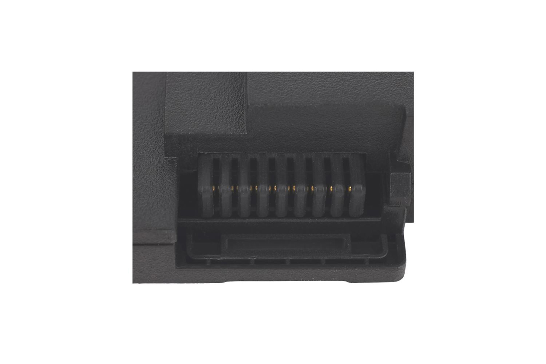 Primo piano di un connettore batteria nero con pin di contatto dorati su sfondo bianco.