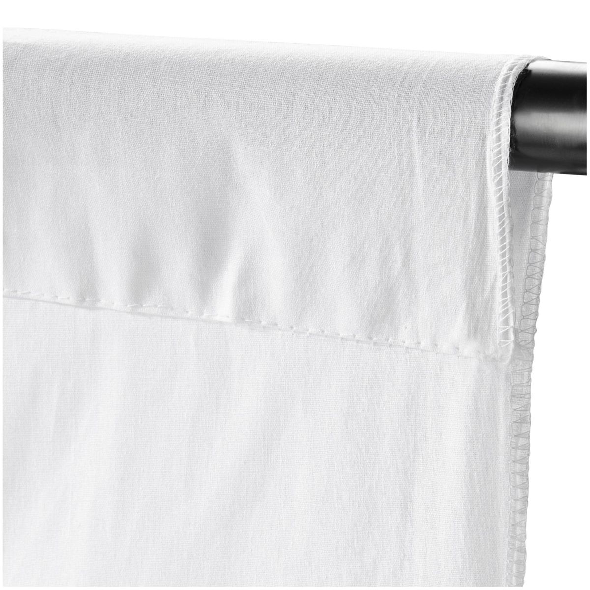 Tela de cortina blanca con una barra de cortina negra.