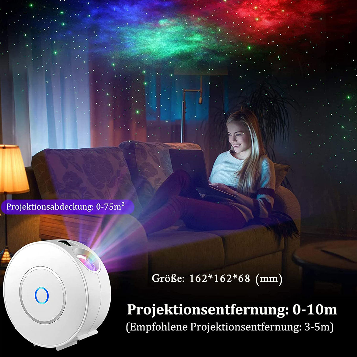 Frau auf Couch mit Laptop, farbenfrohe Galaxielichtprojektion an der Decke.