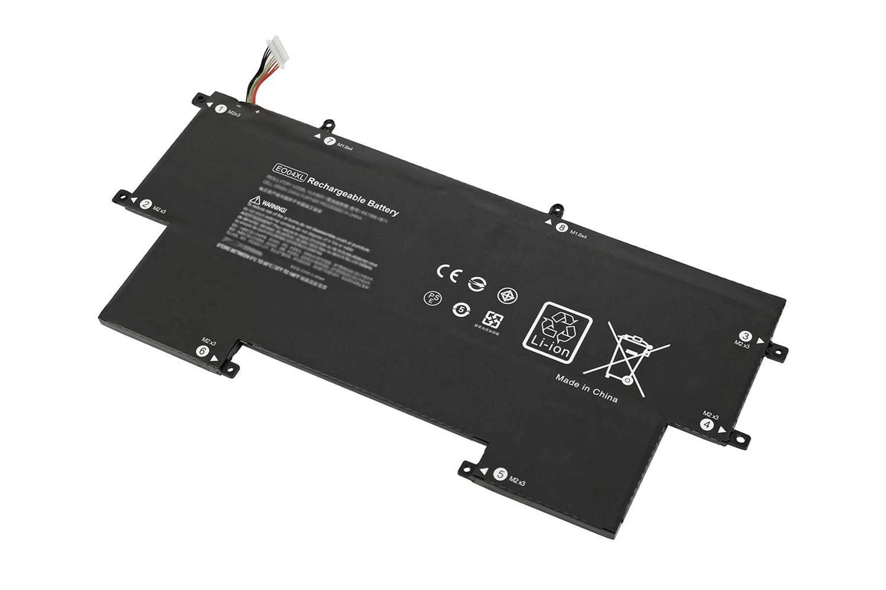 Una batteria nera per laptop con etichette e sfondo bianco. Ha un avviso per batteria agli ioni di litio.