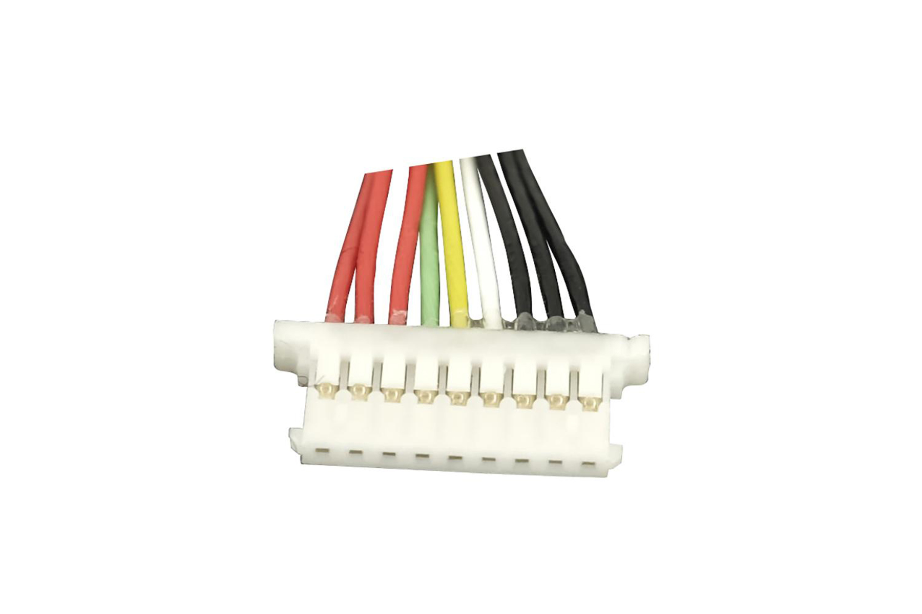Primo piano di un connettore bianco con fili colorati collegati, isolato su sfondo bianco.