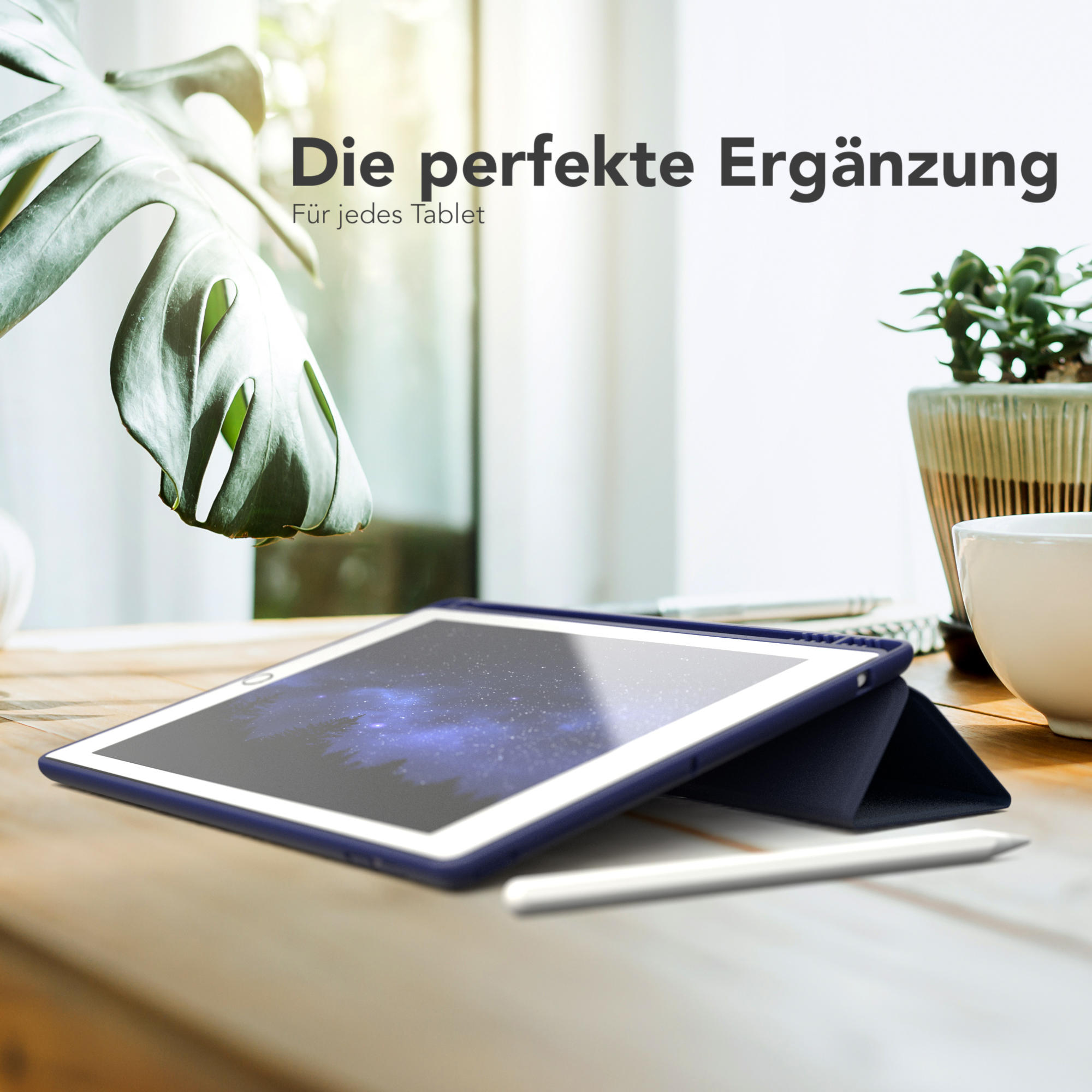 Ein Tablet in einem blauen Gehäuse auf einem Holztisch. Text: 'Die perfekte Ergänzung'.
