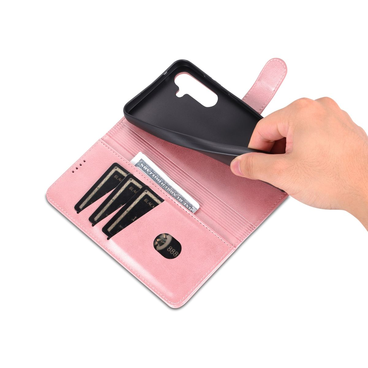 Geöffnete rosa Handyhülle, Karten und Geld innen. Hand hält Hülle auf weißem Grund.