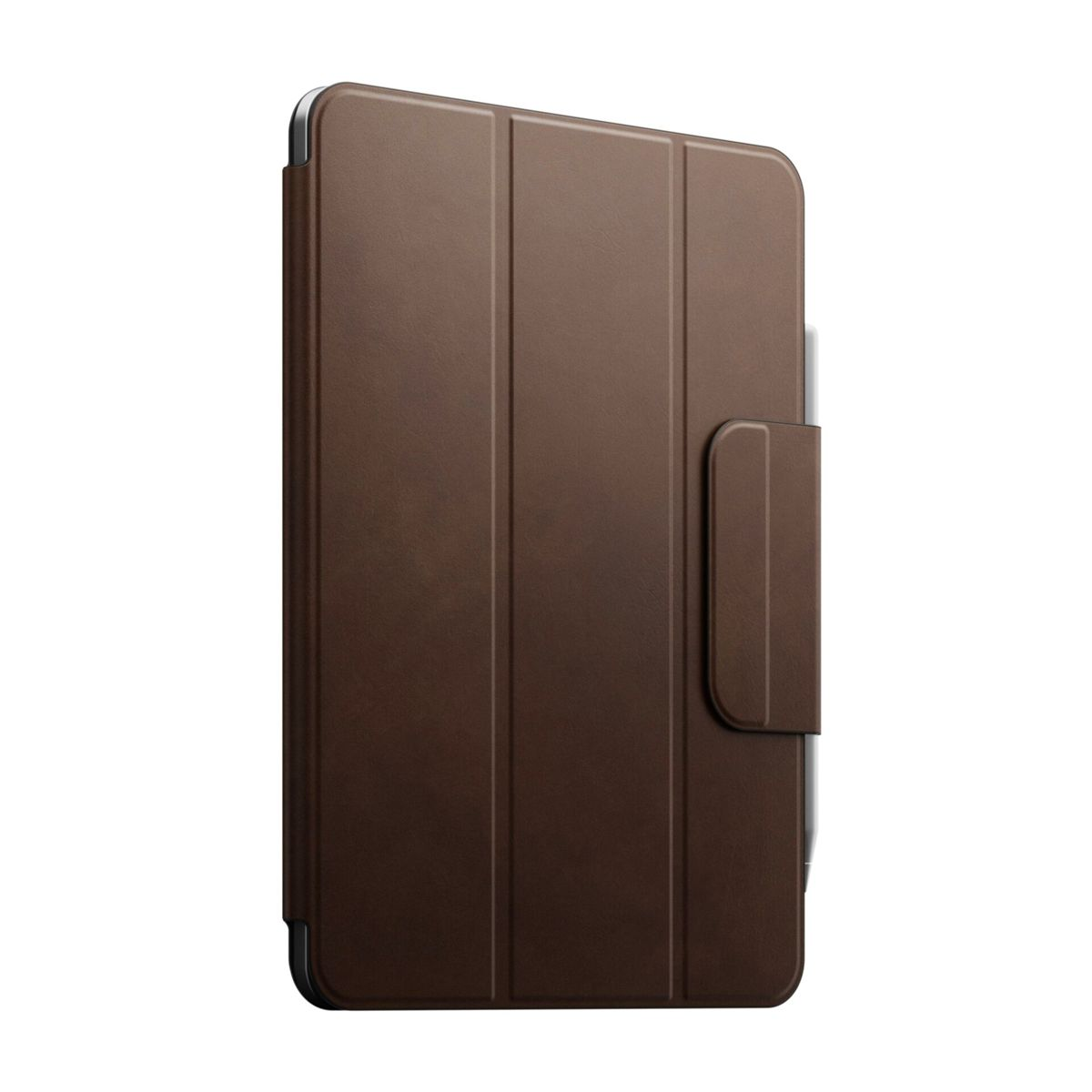 Eine braune Tablet-Hülle, geschlossen, mit Stifthalter, steht aufrecht vor weißem Hintergrund.