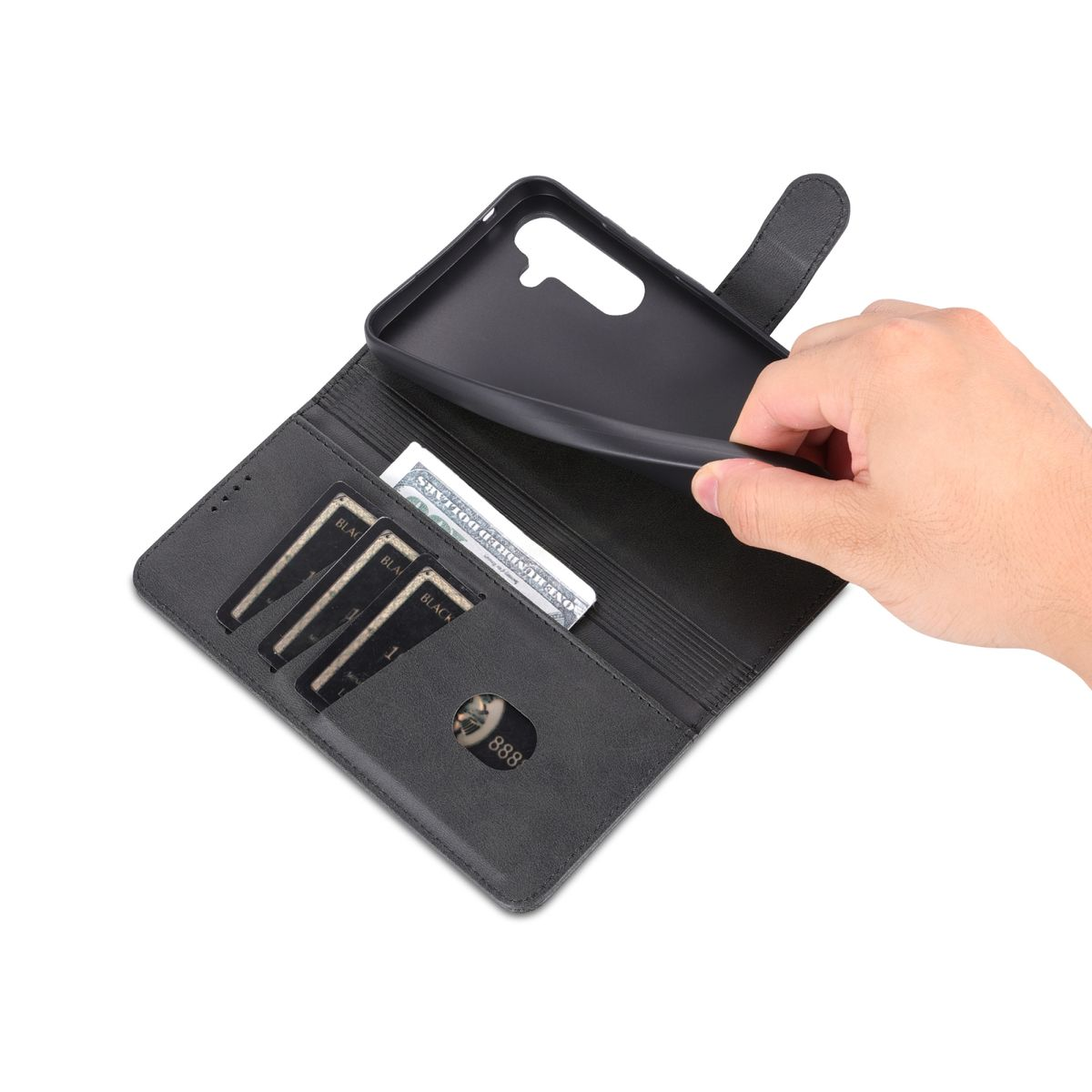Schwarze Handyhülle offen mit Karten, Geld und Telefon. Hand ist im Schuss.