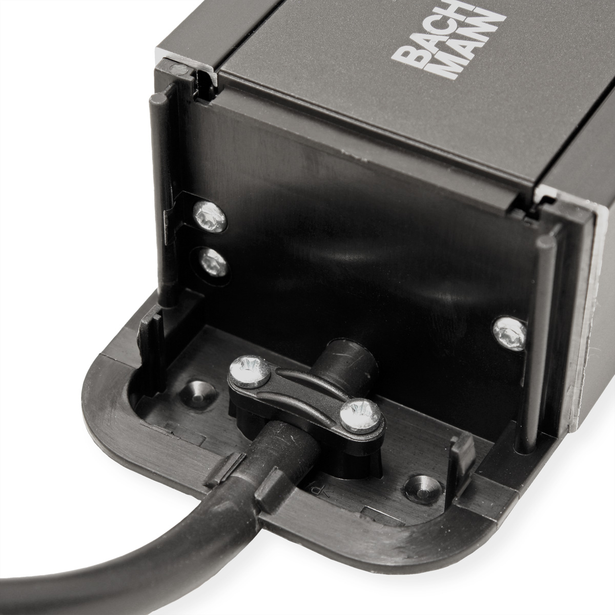 Ein schwarzer Bachmann-Stecker mit einem schwarzen Kabel. Es ist eine Nahaufnahme und auf weißem Hintergrund isoliert.