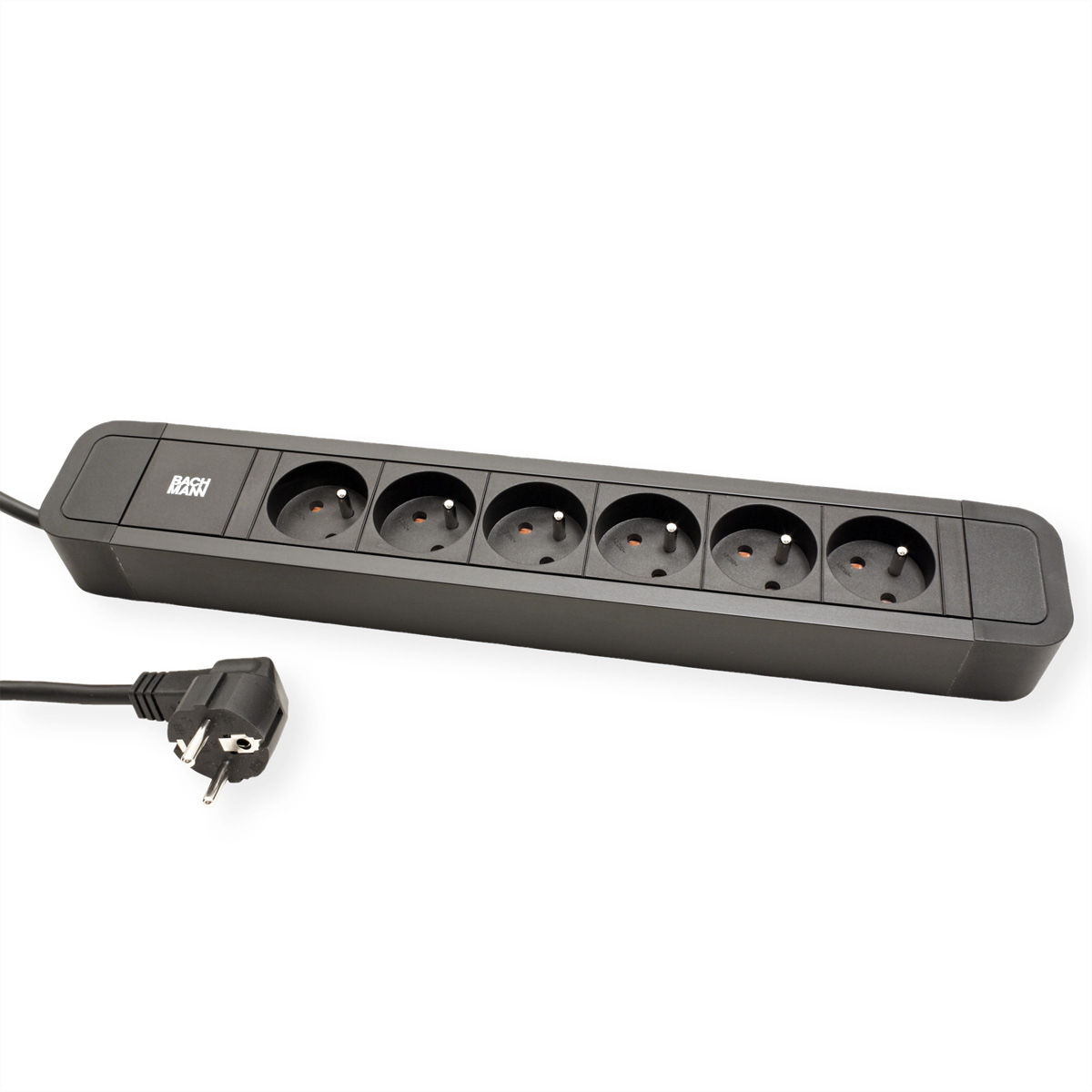 Schwarze Steckdosenleiste mit sechs Steckdosen und einem schwarzen Stecker. Weißer Hintergrund.